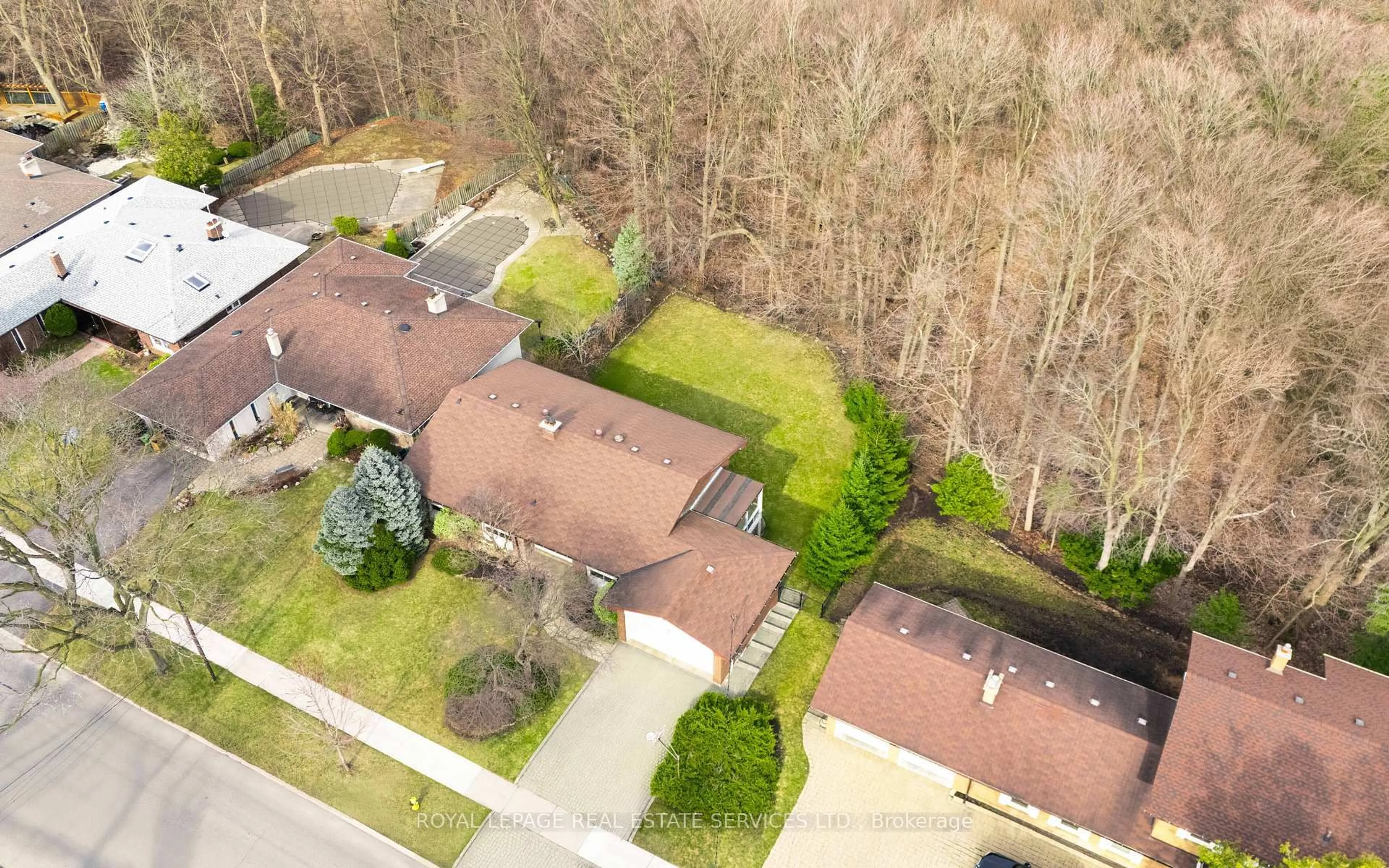 A pic from outside/outdoor area/front of a property/back of a property/a pic from drone, street for 83 Page Ave, Toronto Ontario M2K 2B8