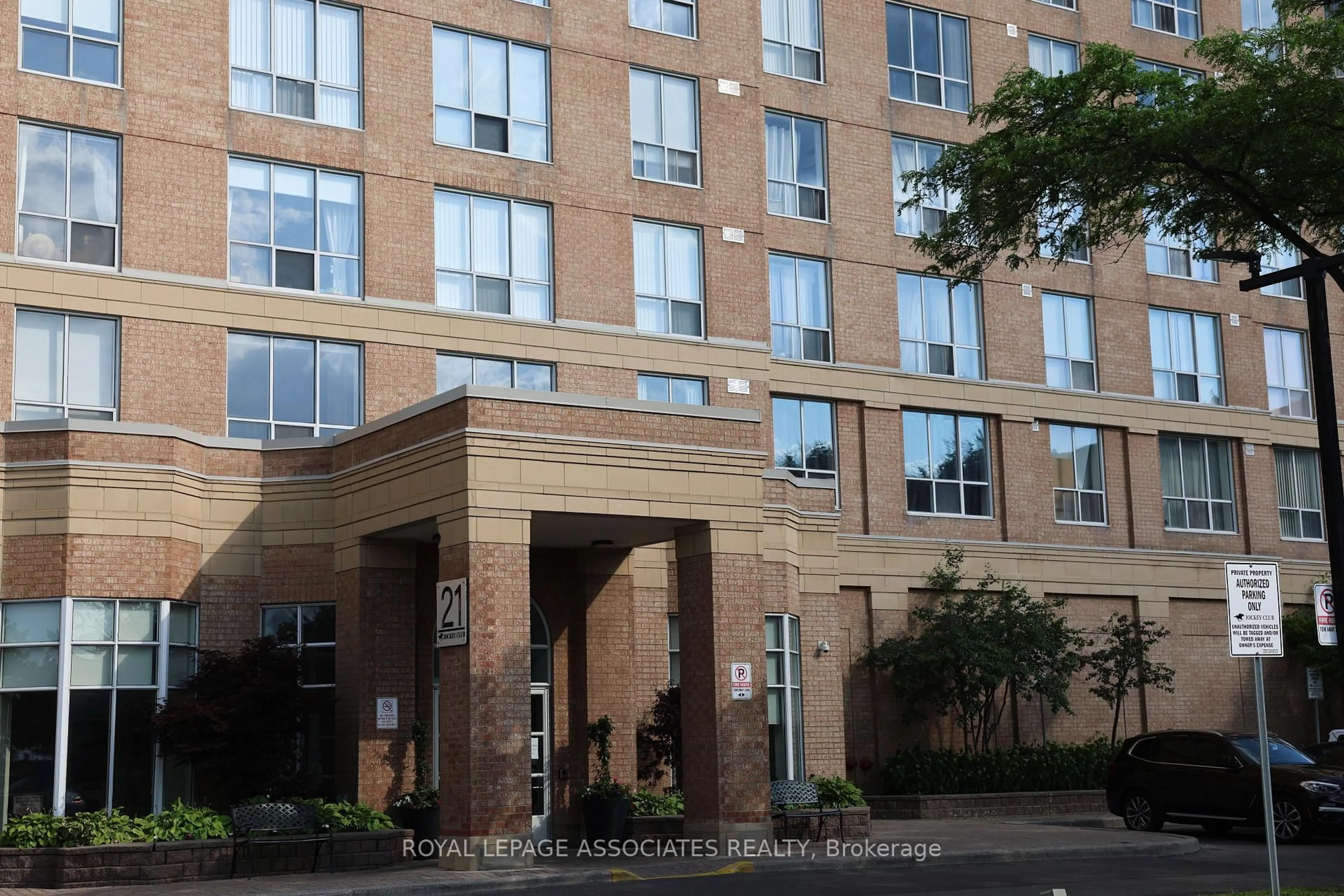 Indoor foyer for 21 Overlea Blvd #208, Toronto Ontario M4H 1P2