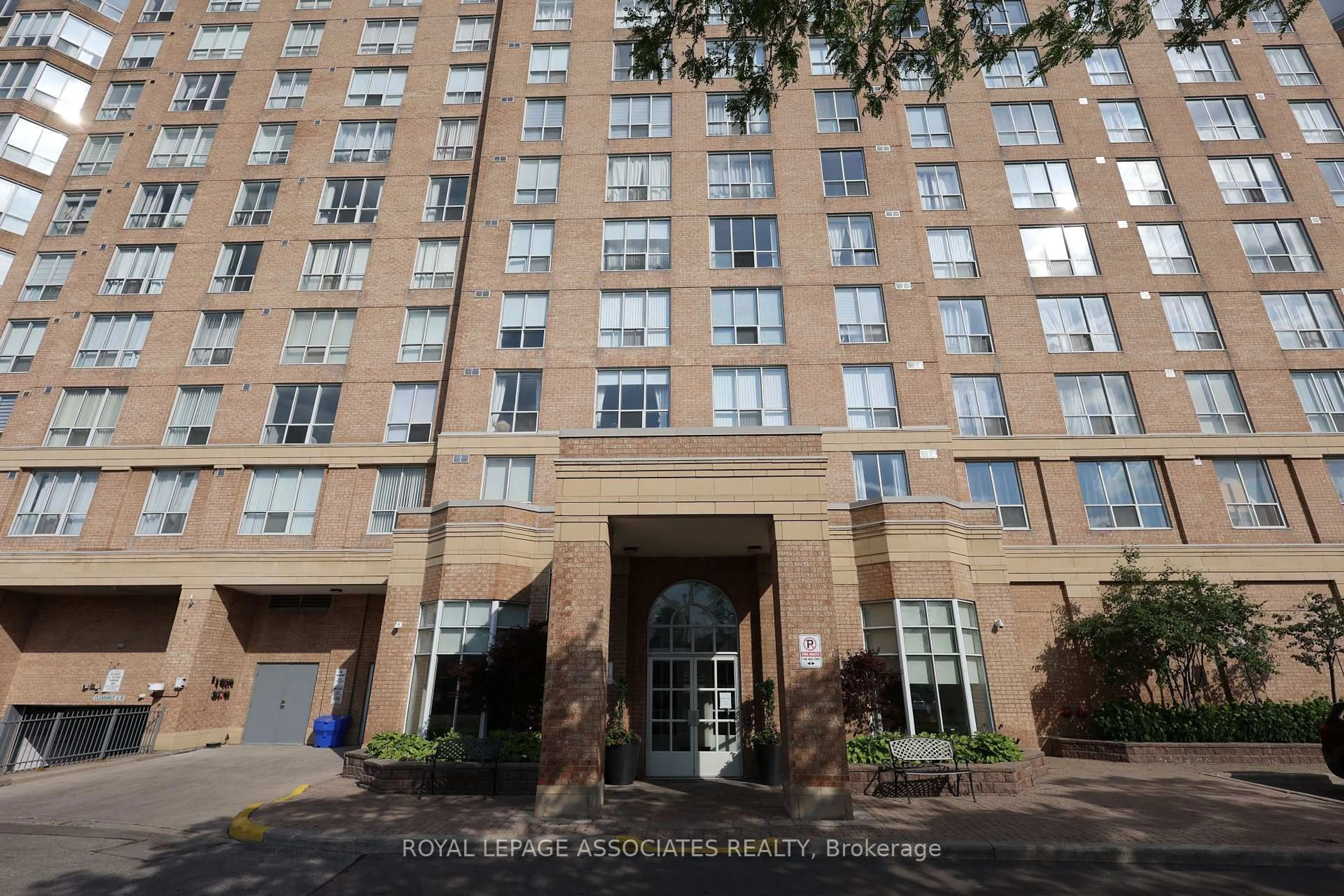 Indoor foyer for 21 Overlea Blvd #208, Toronto Ontario M4H 1P2
