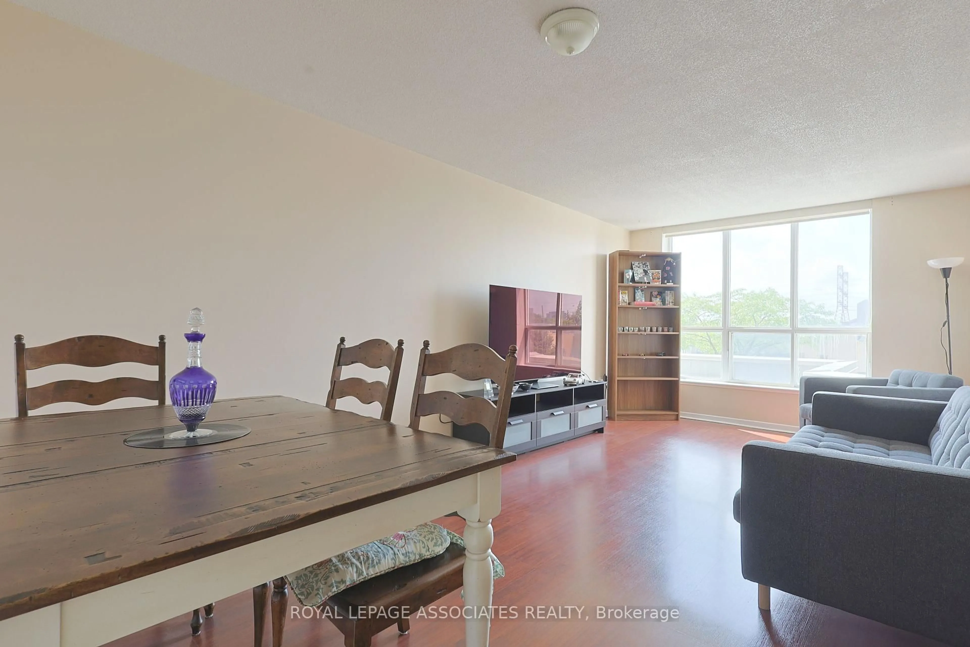 A pic of a room for 21 Overlea Blvd #208, Toronto Ontario M4H 1P2