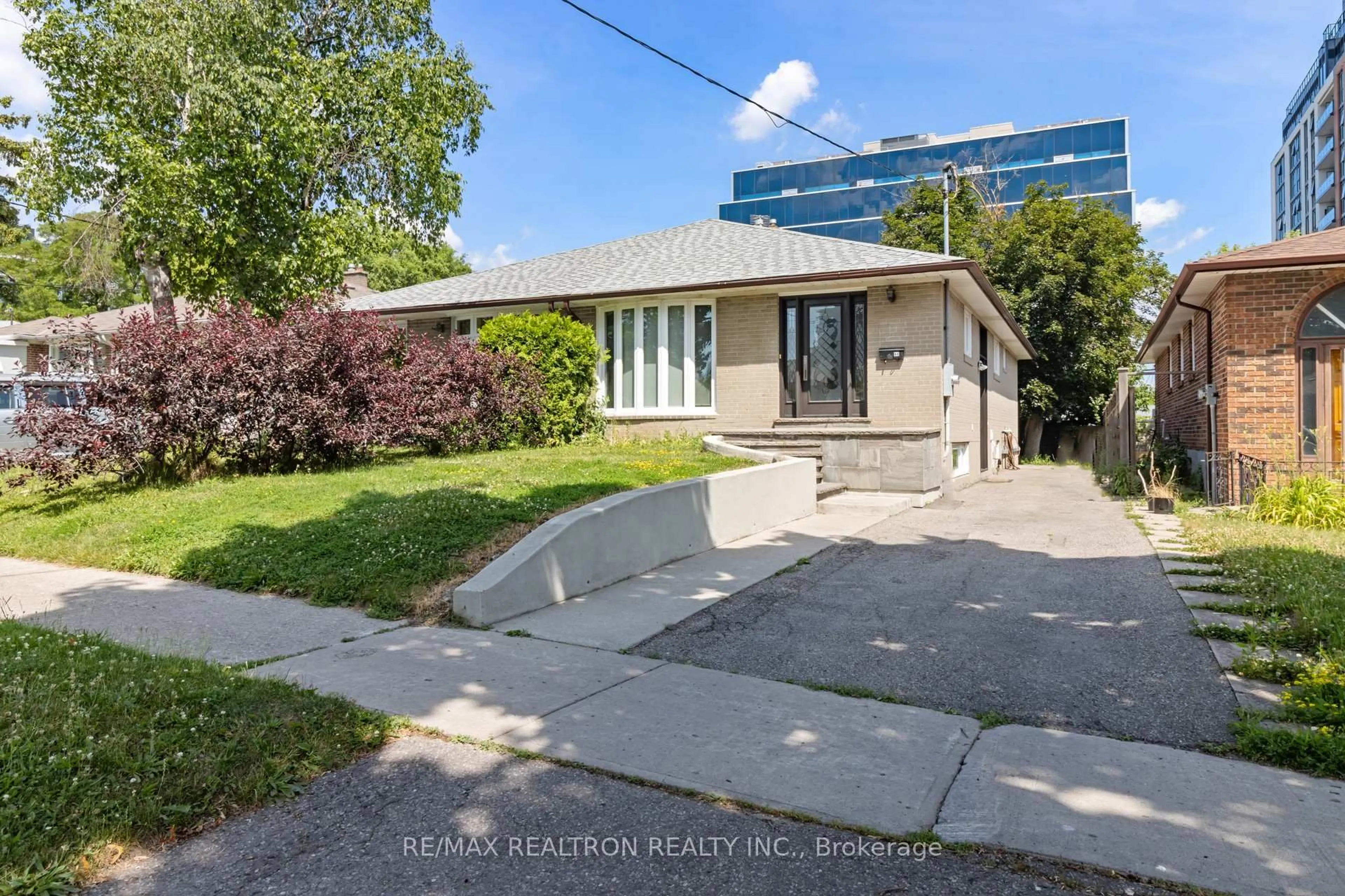 A pic from outside/outdoor area/front of a property/back of a property/a pic from drone, street for 44 Caracas Rd, Toronto Ontario M2K 1A9