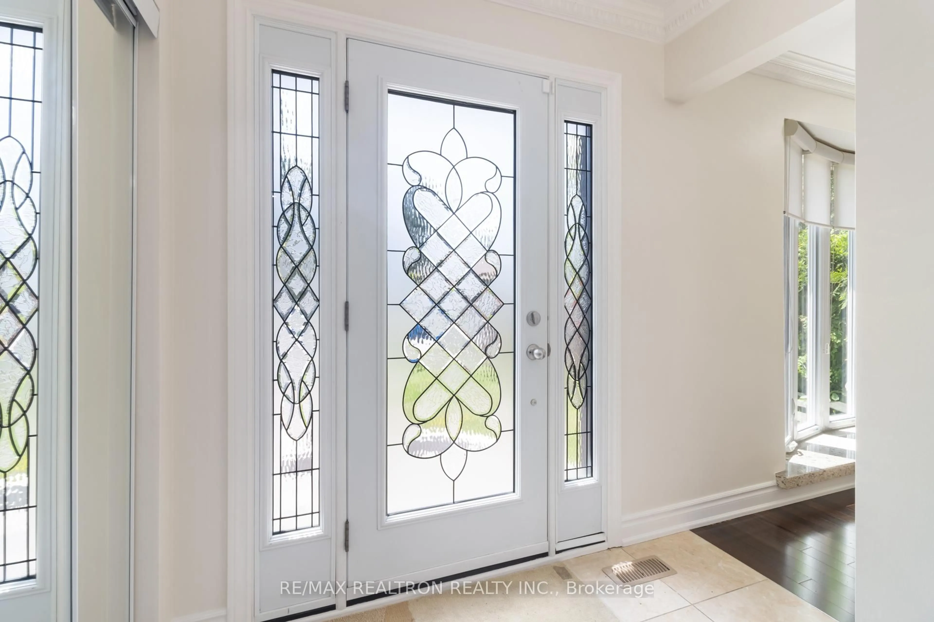 Indoor entryway for 44 Caracas Rd, Toronto Ontario M2K 1A9