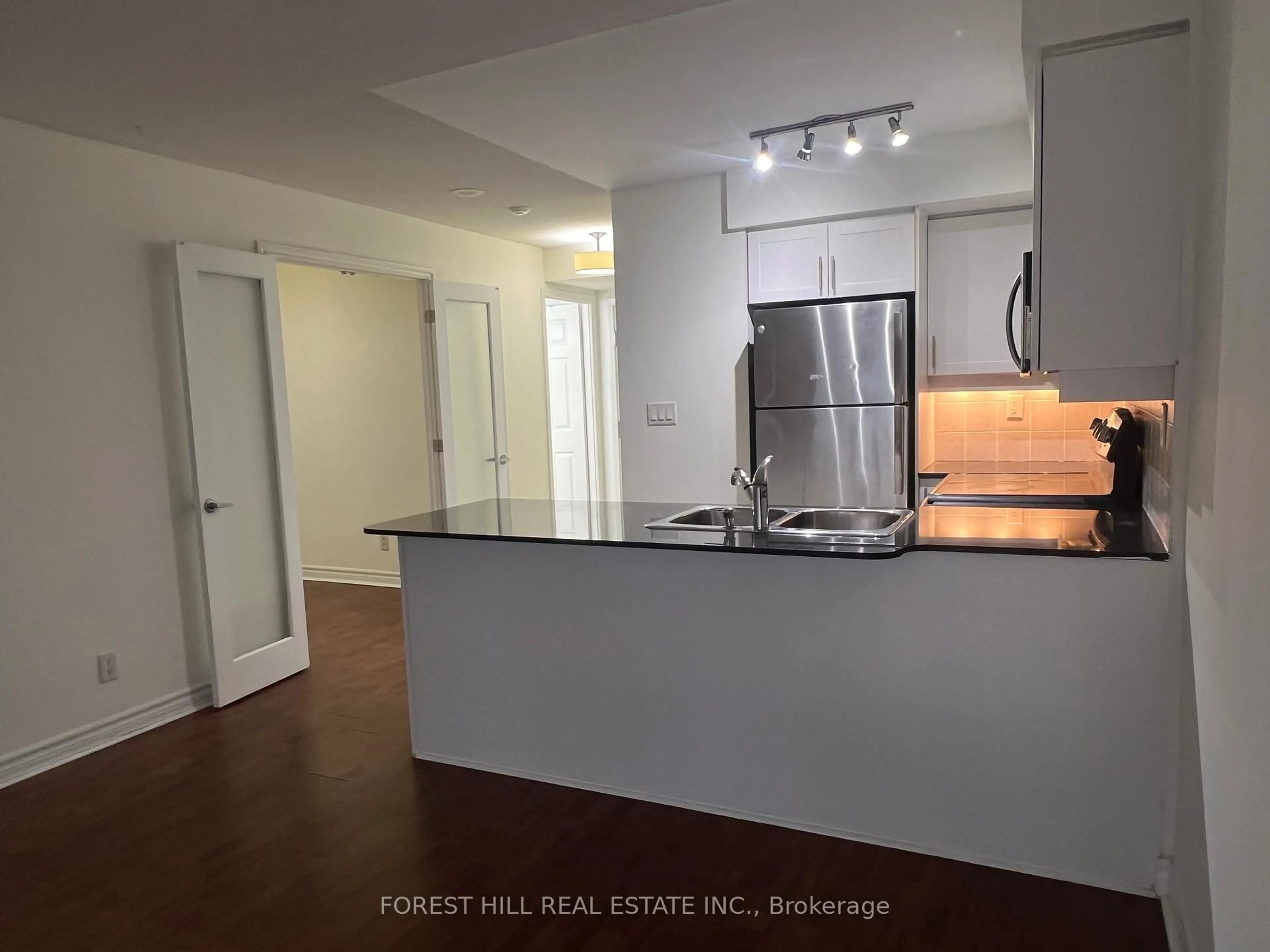 Open concept kitchen, wood/laminate floor for 19 Barberry Pl #418, Toronto Ontario M2K 3E3