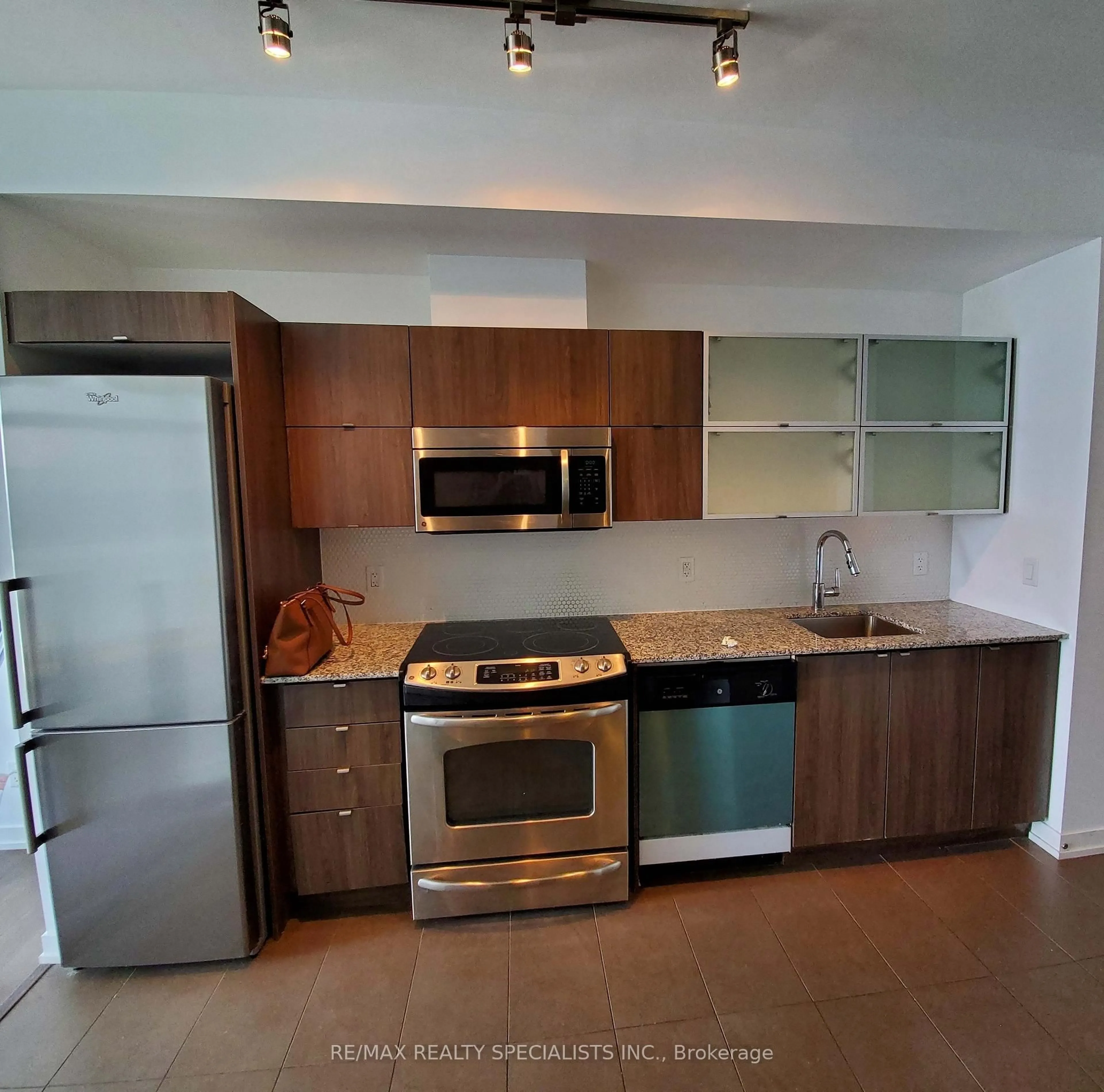 Standard kitchen, ceramic/tile floor for 170 Fort York Blvd #1901, Toronto Ontario M5V 0E6