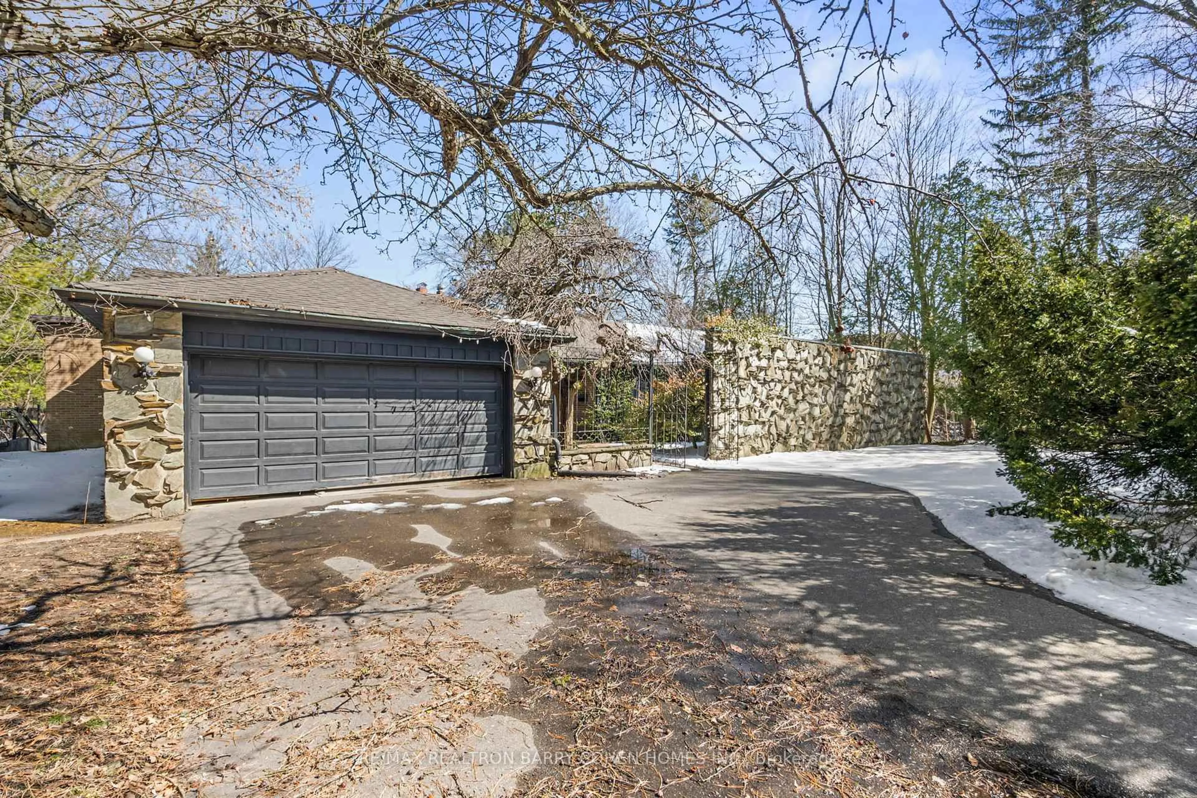 Unknown for 44 The Bridle Path, Toronto Ontario M2L 1C8