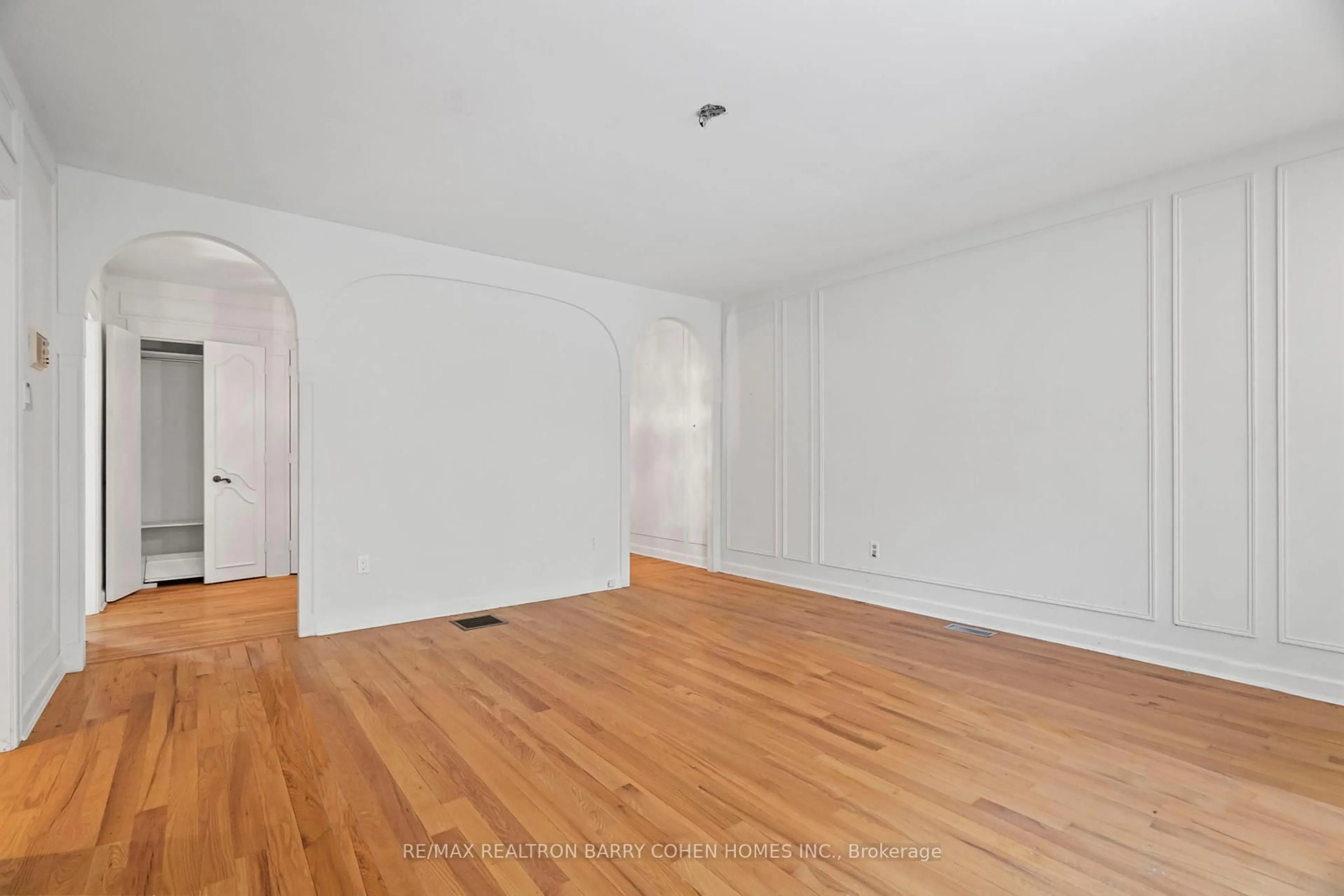 A pic of a room for 44 The Bridle Path, Toronto Ontario M2L 1C8