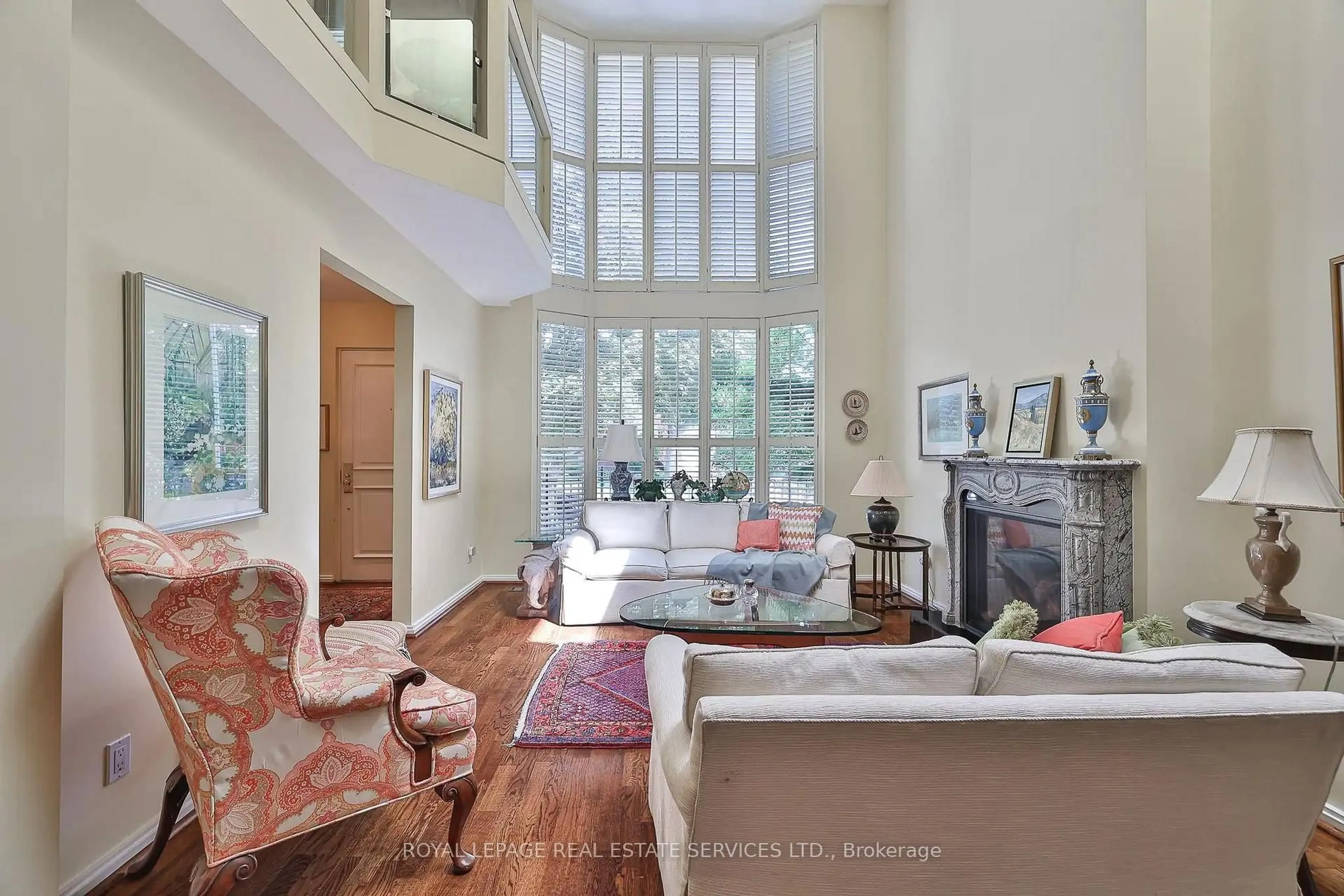Indoor foyer for 29 Lonsdale Rd, Toronto Ontario M4V 1W4