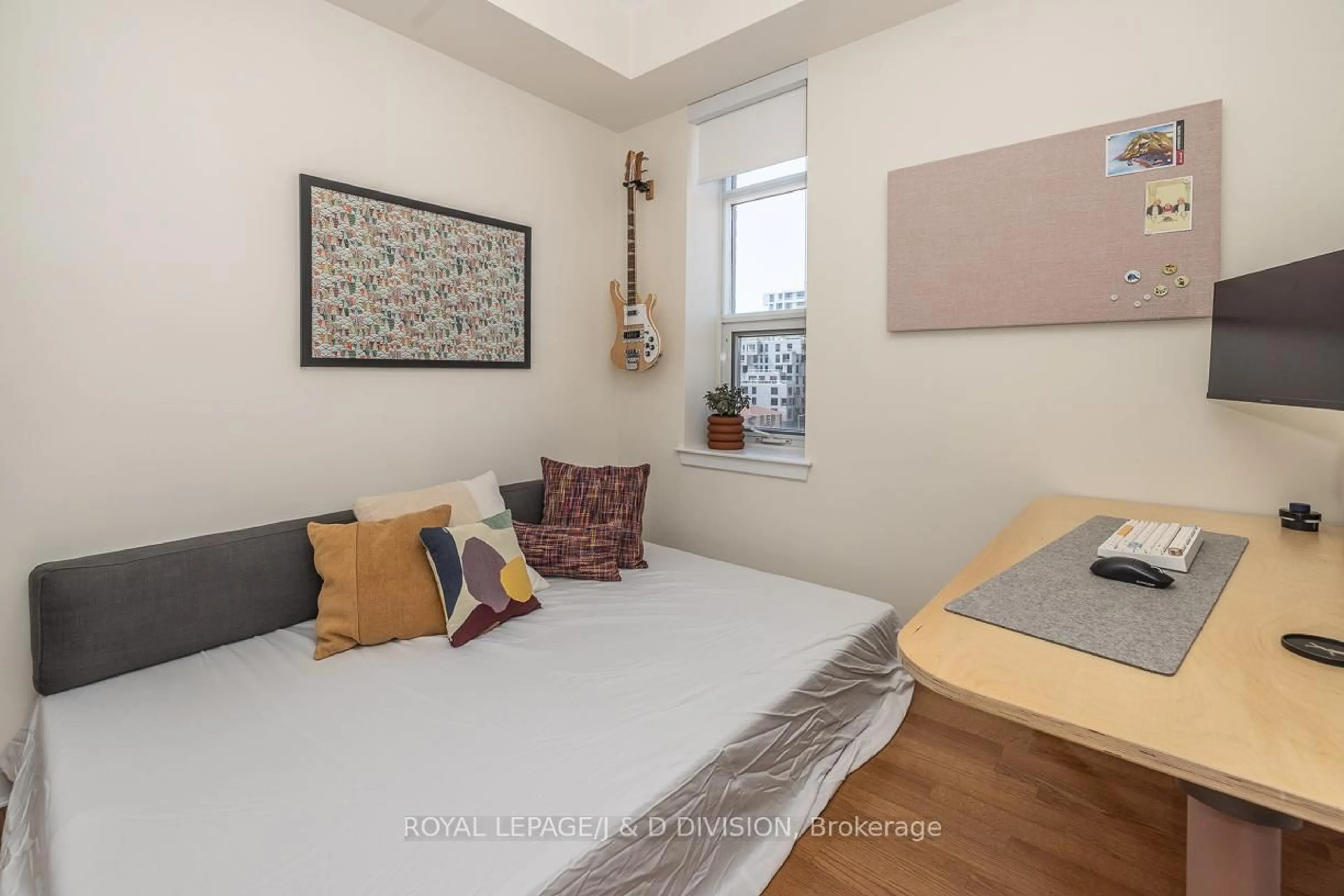 Bedroom with bed, wood/laminate floor for 438 Richmond St #610, Toronto Ontario M5V 3S6