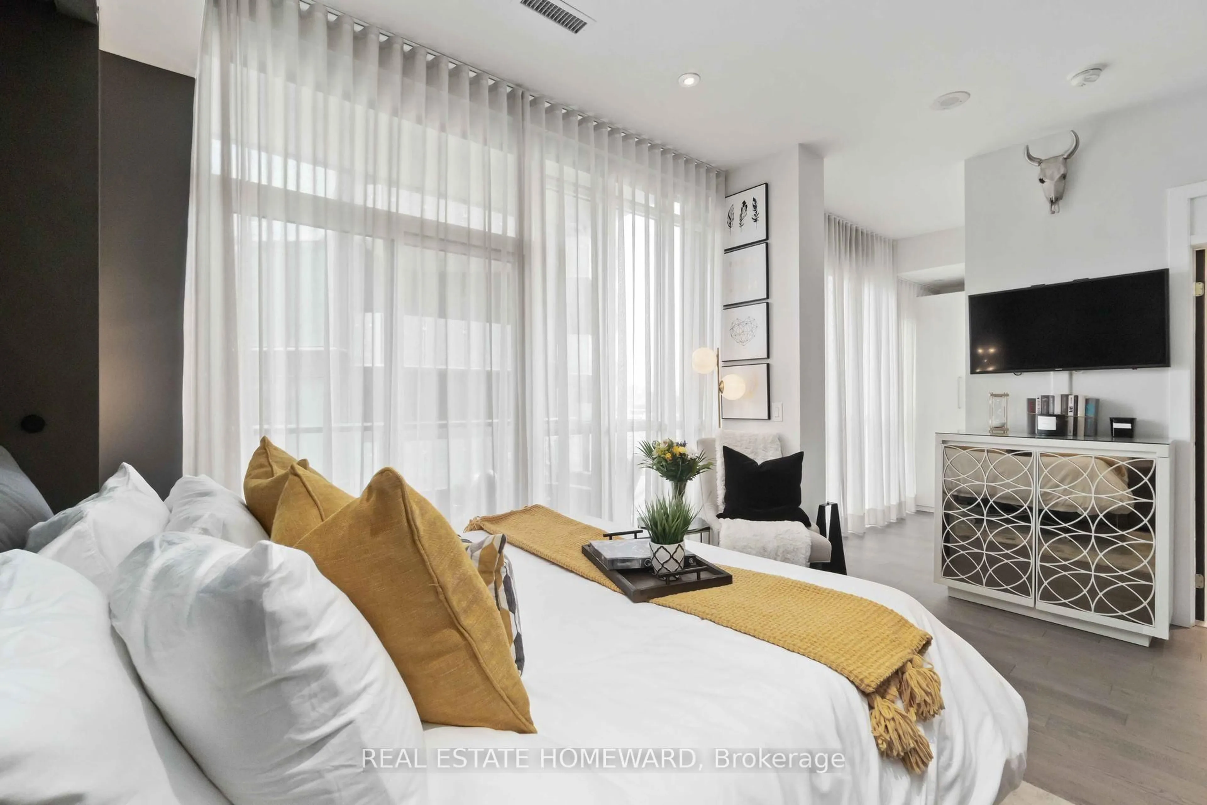 Bedroom with bed, unknown for 32 Davenport Rd #1401, Toronto Ontario M5R 0B5