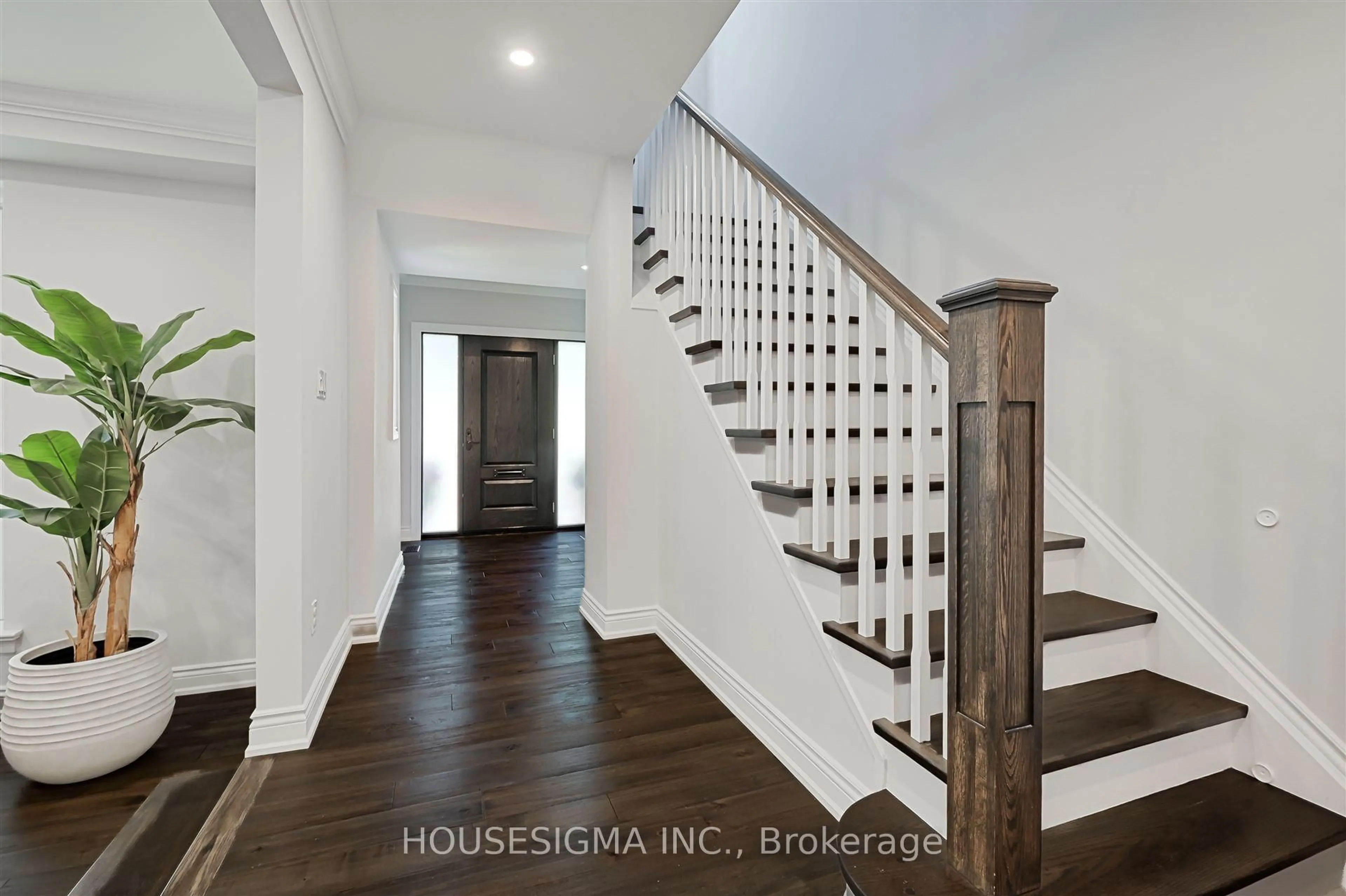 Indoor entryway for 5 Ridge Hill Dr, Toronto Ontario M6C 2J2