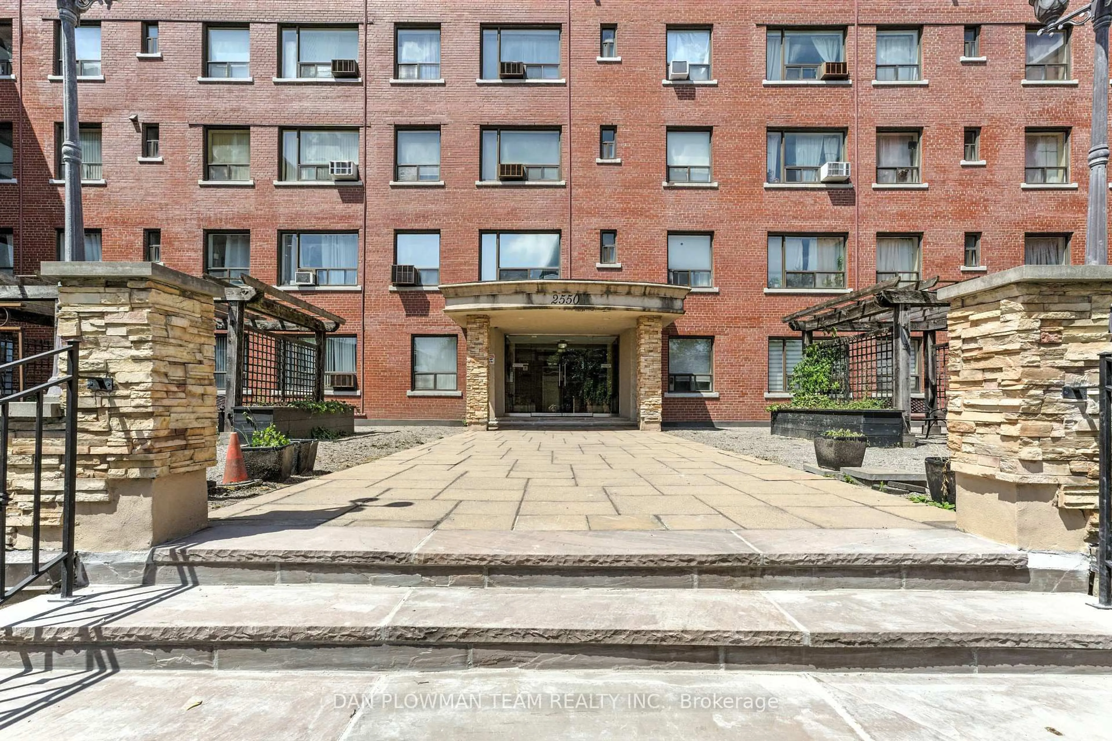 Patio, building for 2550 Bathurst St #203, Toronto Ontario M6B 2Z2