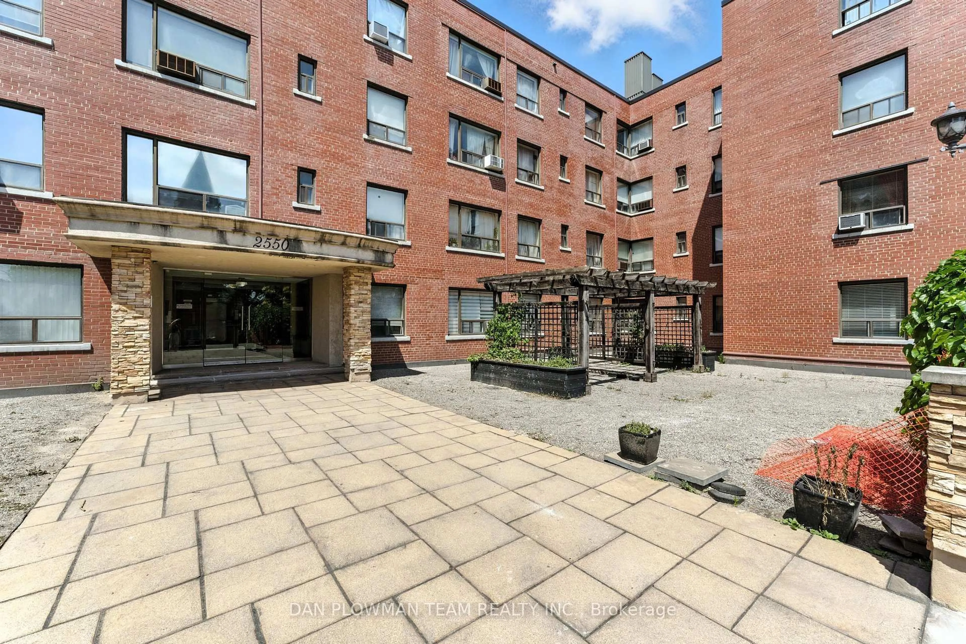 Patio, building for 2550 Bathurst St #203, Toronto Ontario M6B 2Z2