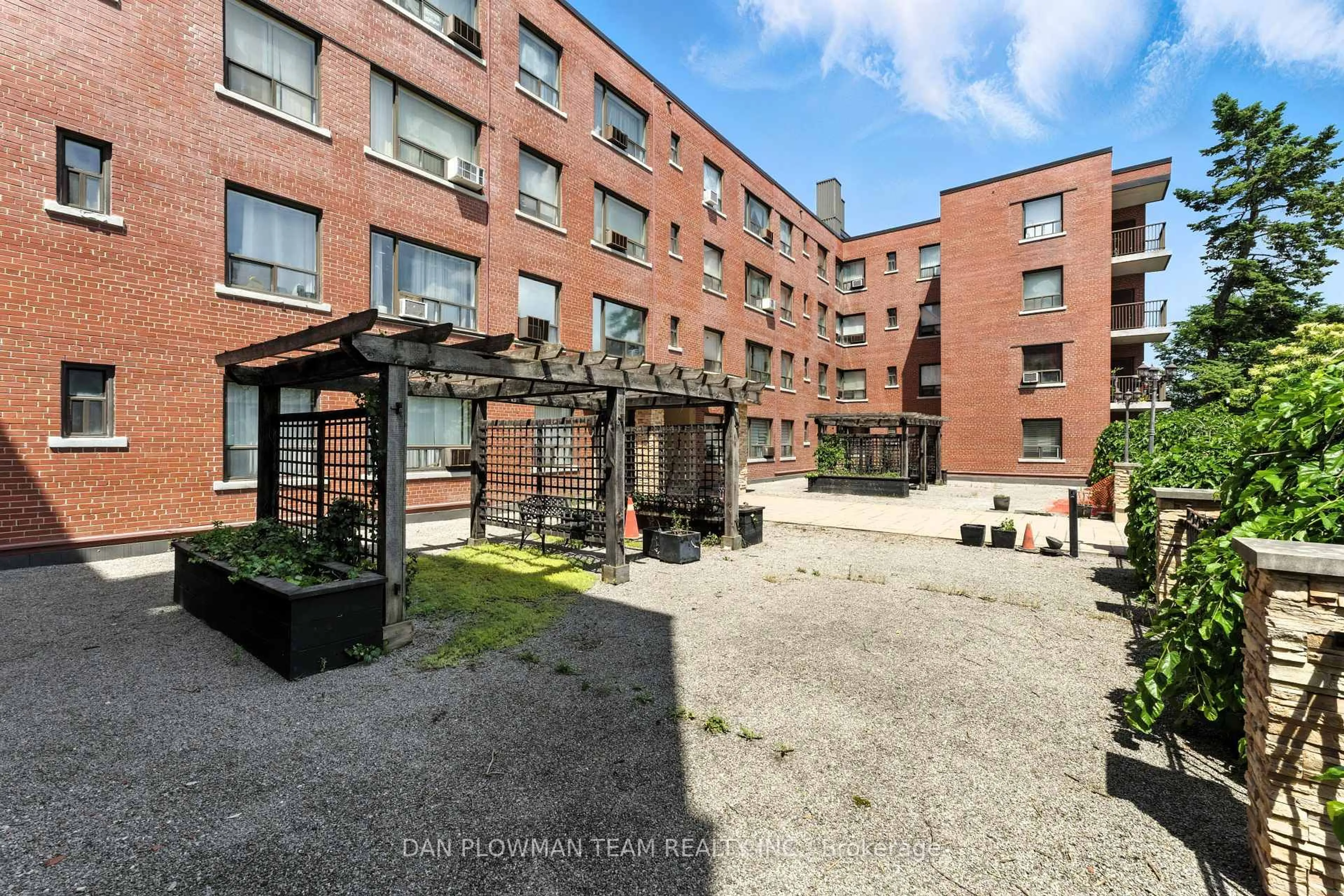 Patio, building for 2550 Bathurst St #203, Toronto Ontario M6B 2Z2