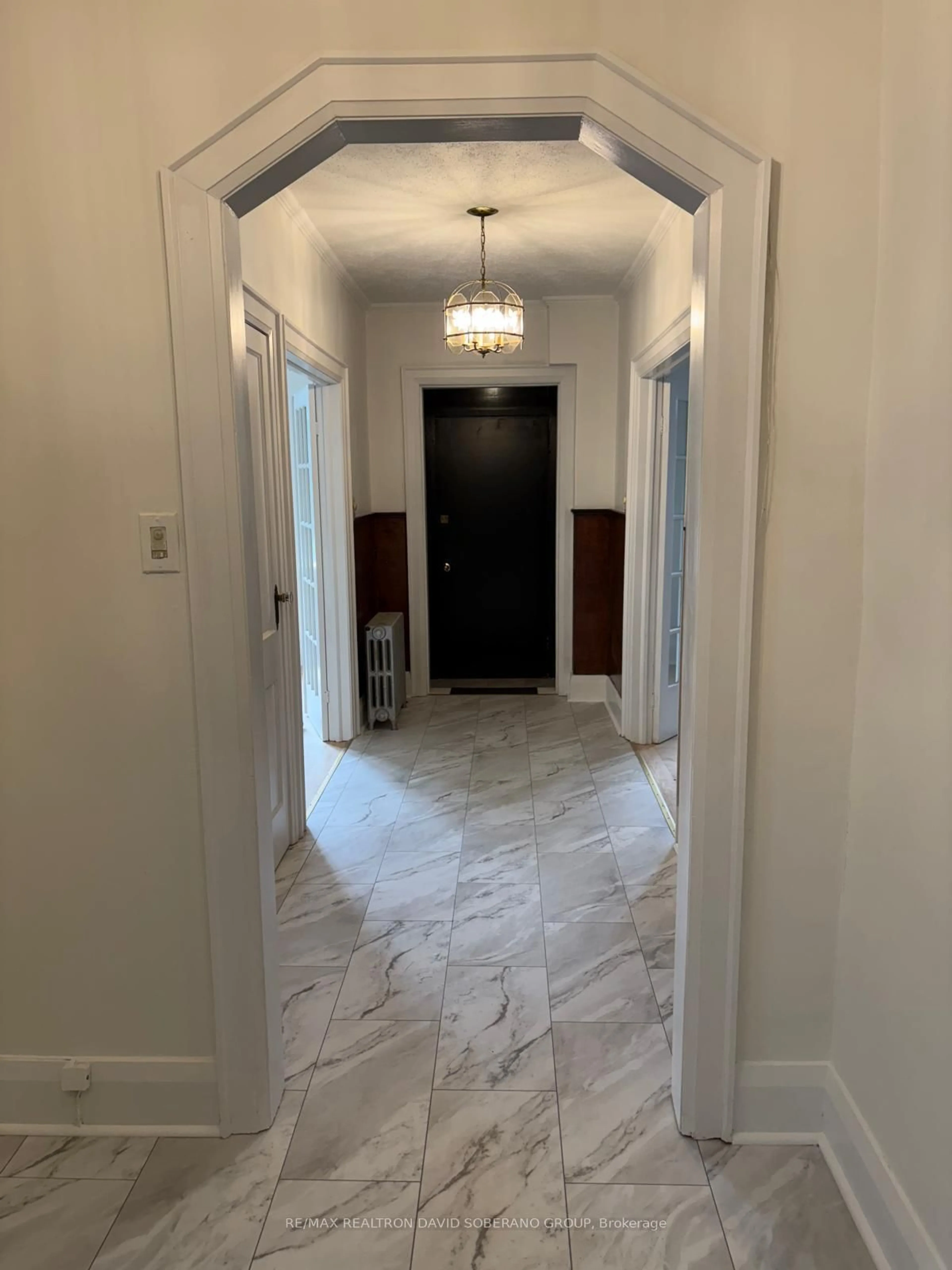 Indoor foyer for 44 Sultana Ave, Toronto Ontario M6A 1T1