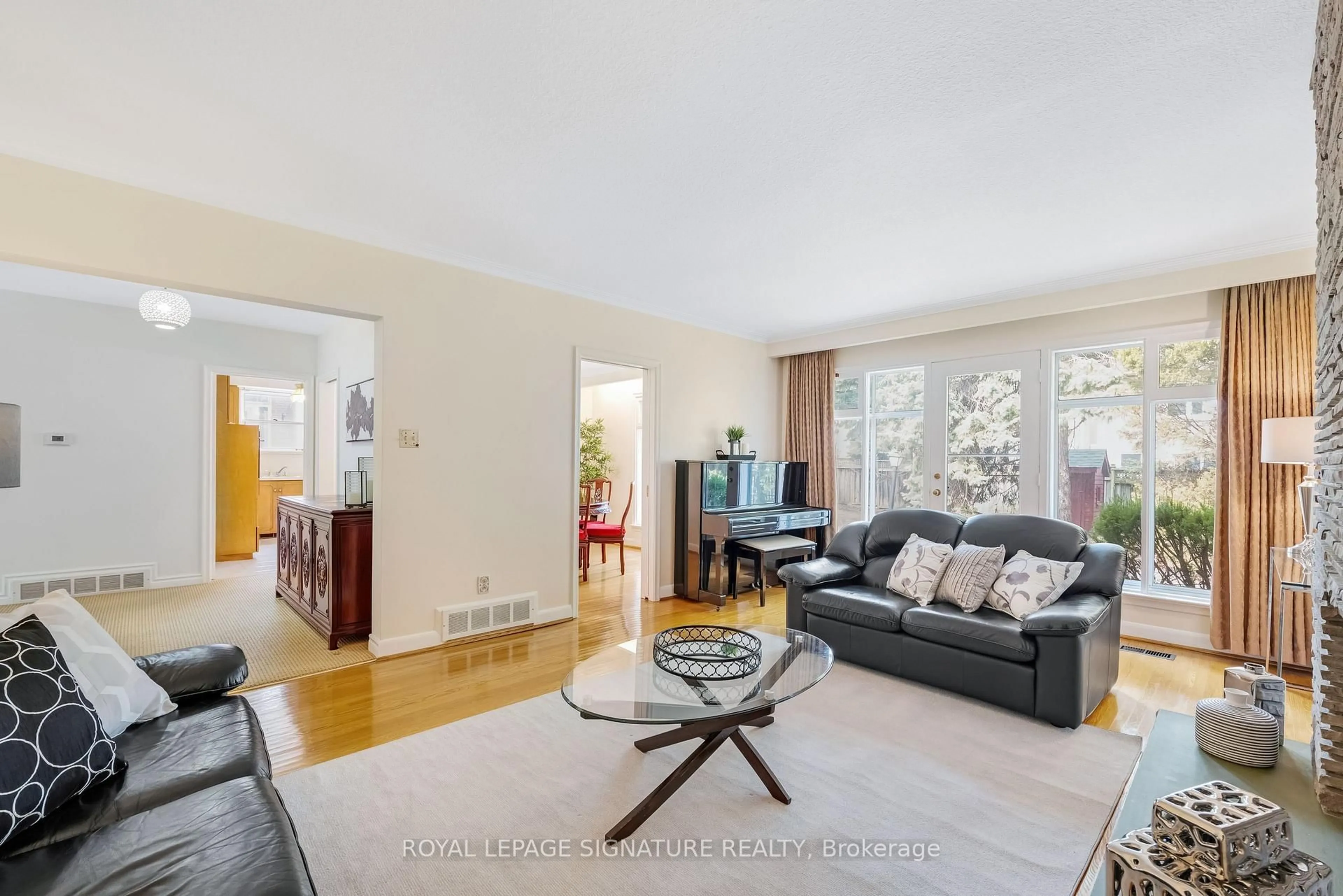 Living room with furniture, unknown for 12 Feldbar Crt, Toronto Ontario M2N 4P8