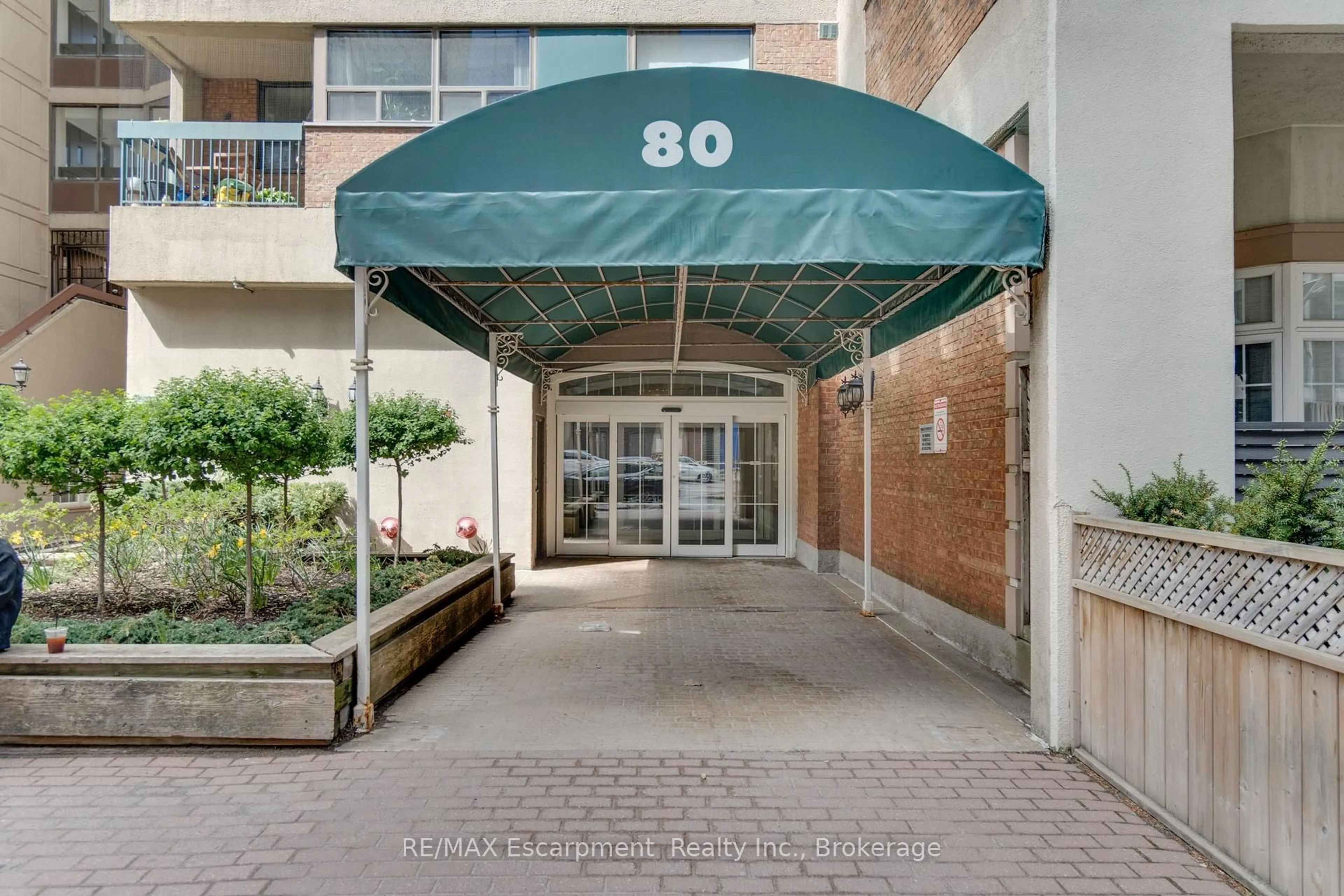 Indoor foyer for 80 Saint Patrick St #820, Toronto Ontario M5T 2X6