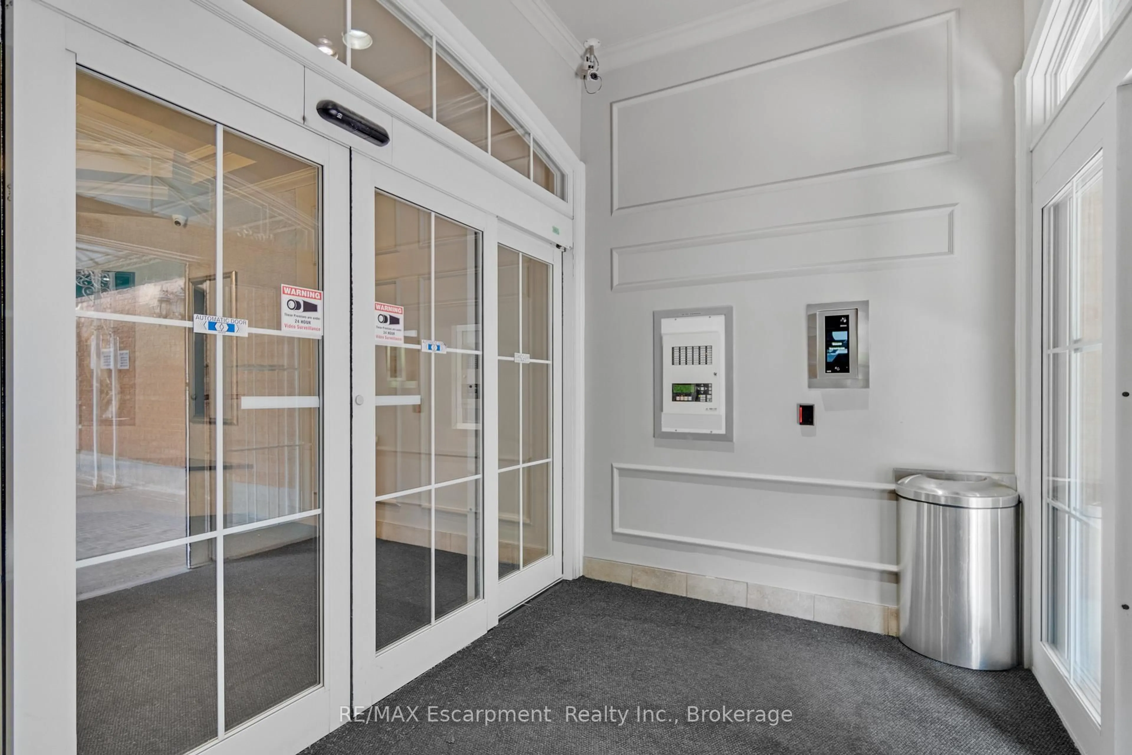 Indoor foyer for 80 Saint Patrick St #820, Toronto Ontario M5T 2X6
