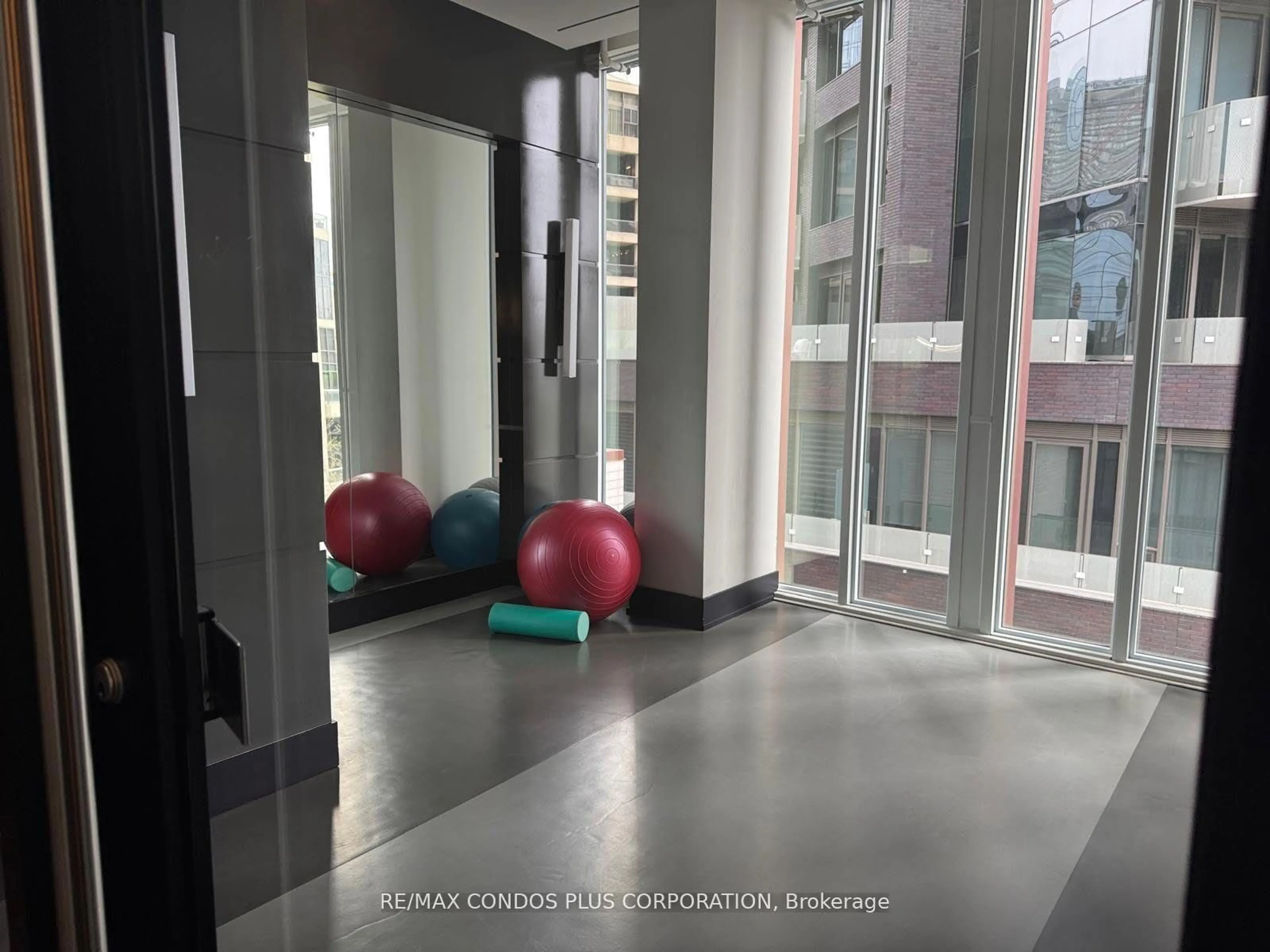 Indoor foyer for 32 Davenport Rd #306, Toronto Ontario M5R 0B5