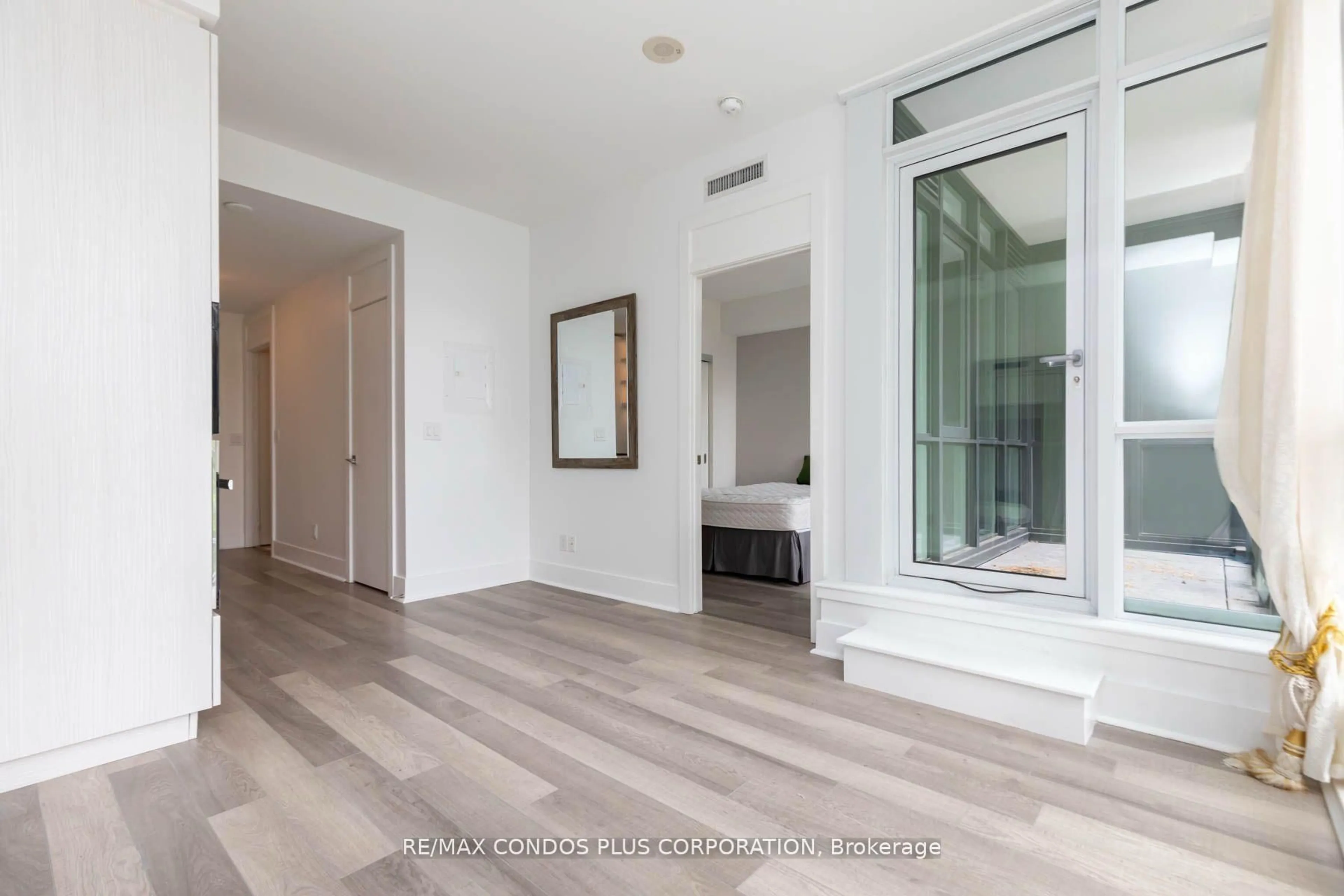 Indoor entryway for 32 Davenport Rd #306, Toronto Ontario M5R 0B5