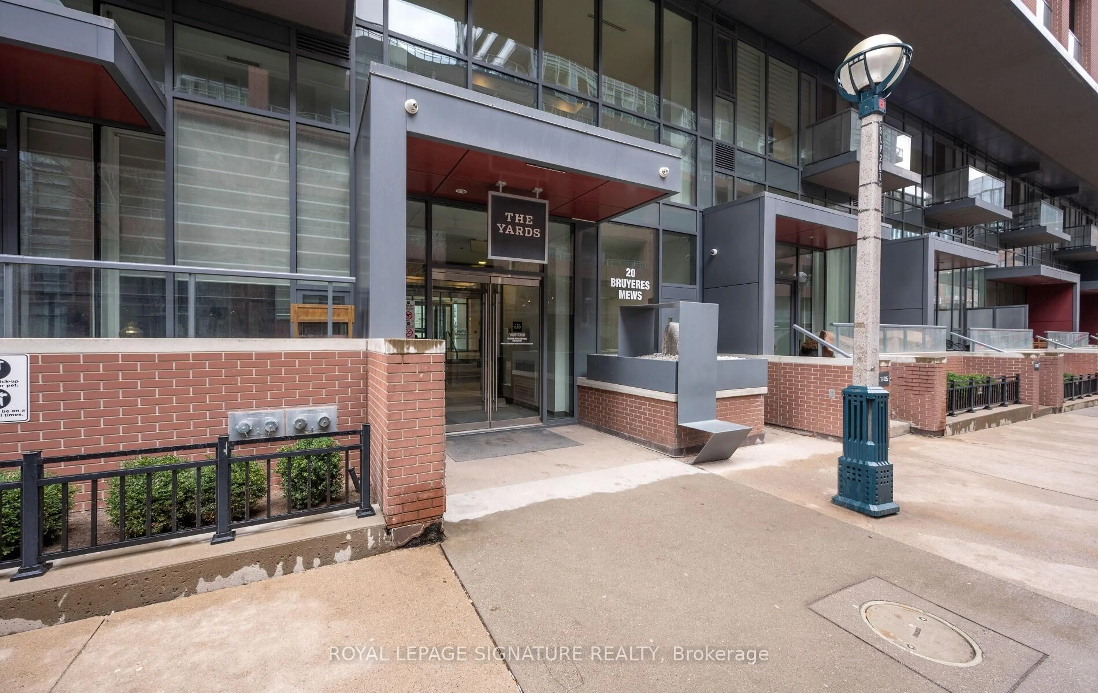 Indoor foyer for 20 Bruyeres Mews #315, Toronto Ontario M5V 0G8