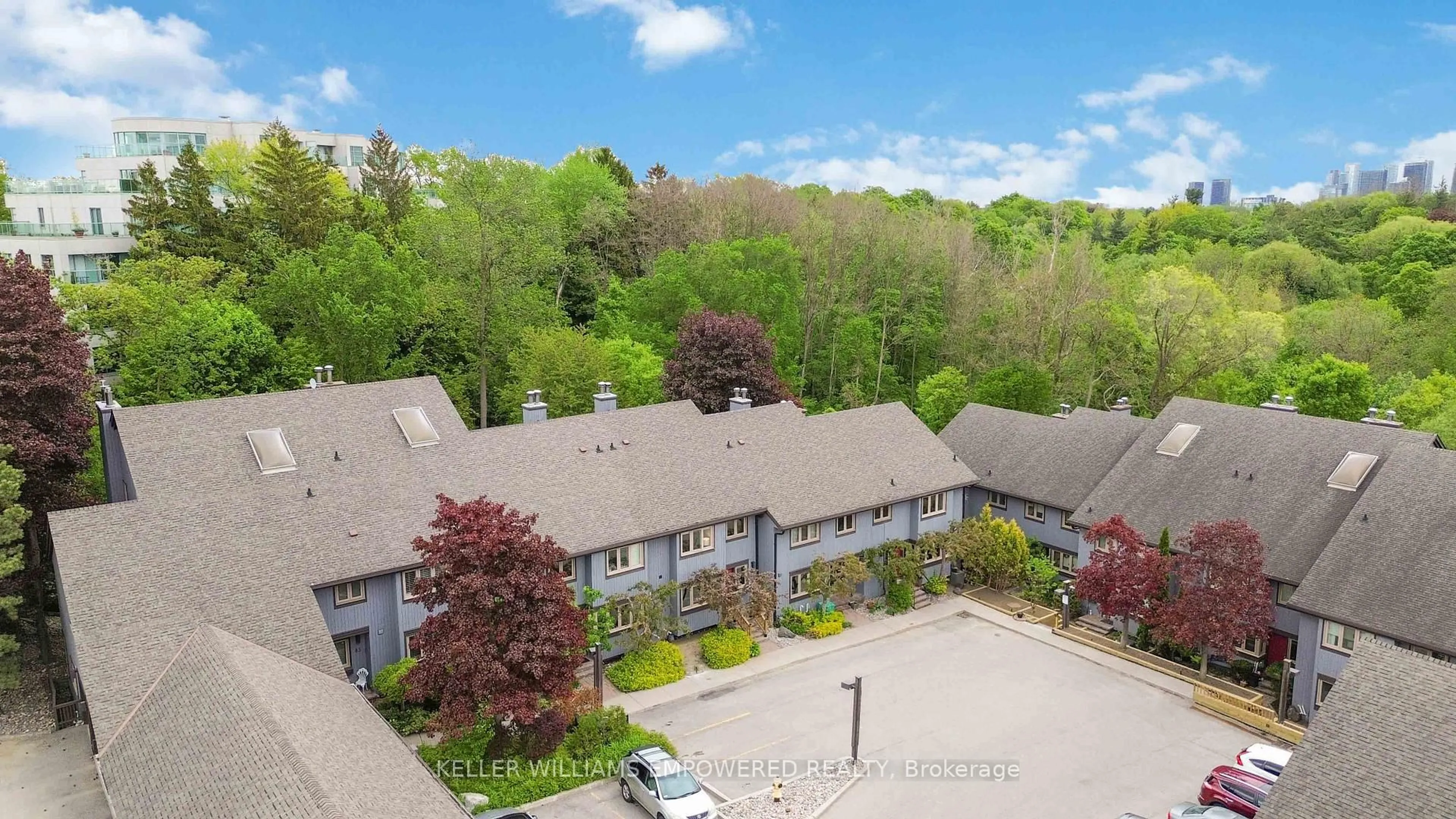 A pic from outside/outdoor area/front of a property/back of a property/a pic from drone, unknown for 37 Rainbow Creekway, Toronto Ontario M2K 2T9