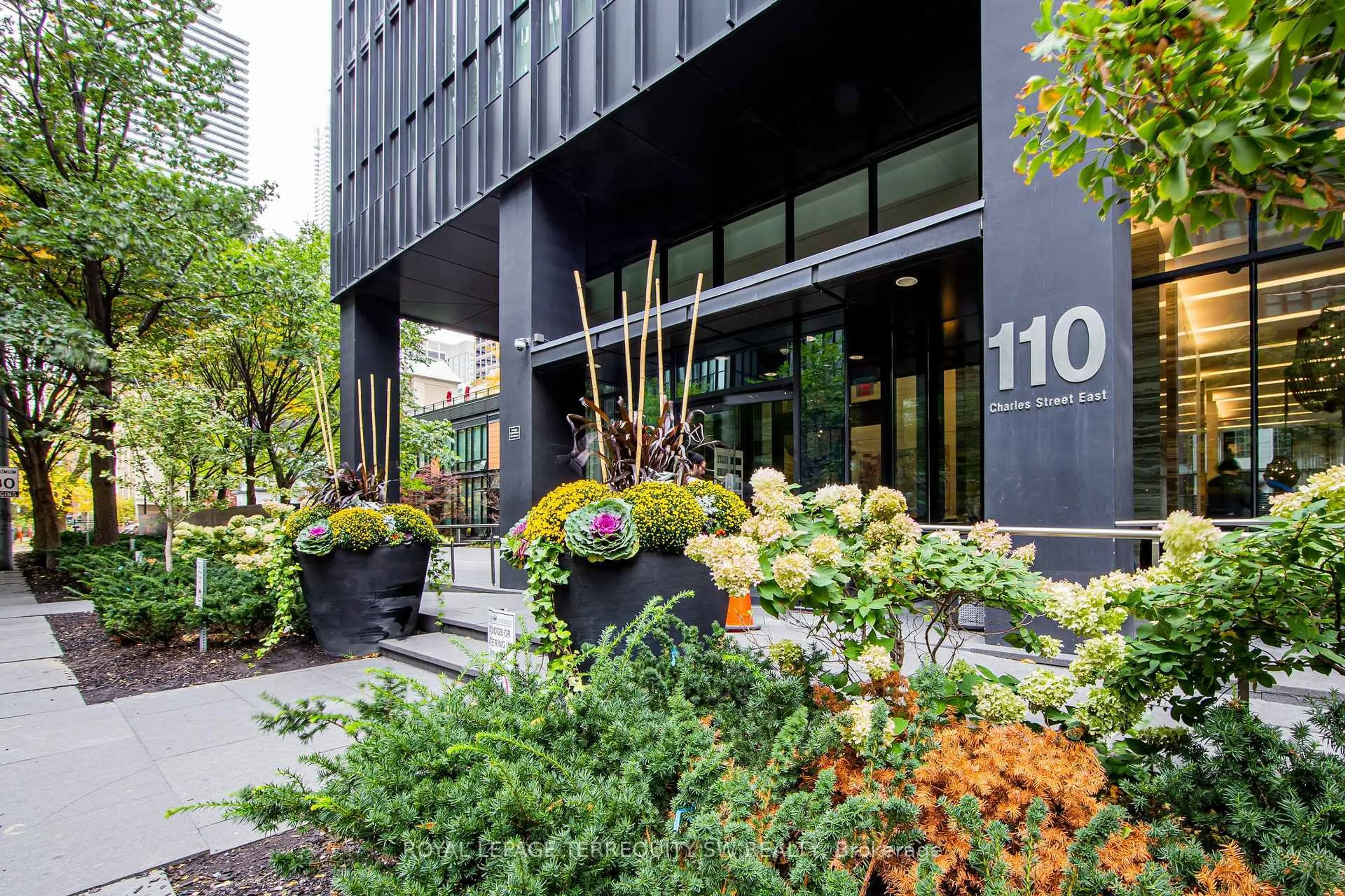 Patio, street for 110 Charles St #707, Toronto Ontario M4Y 1T5