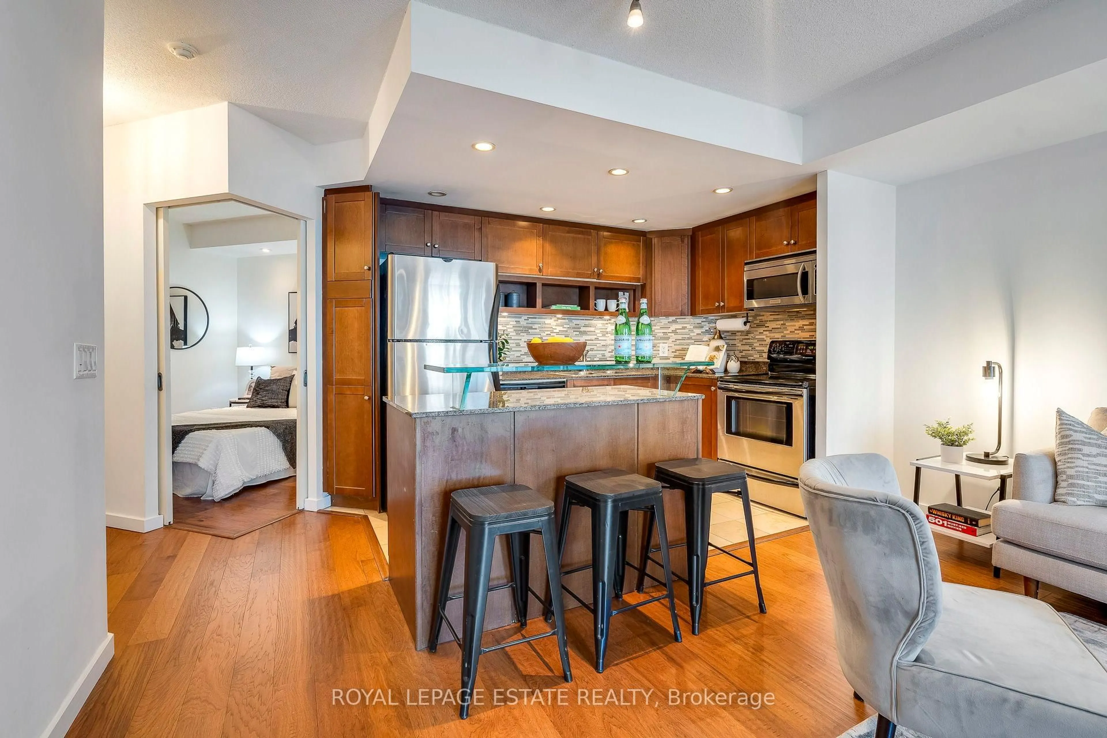 Open concept kitchen, wood/laminate floor for 218 Queens Quay #402, Toronto Ontario M5J 2Y6