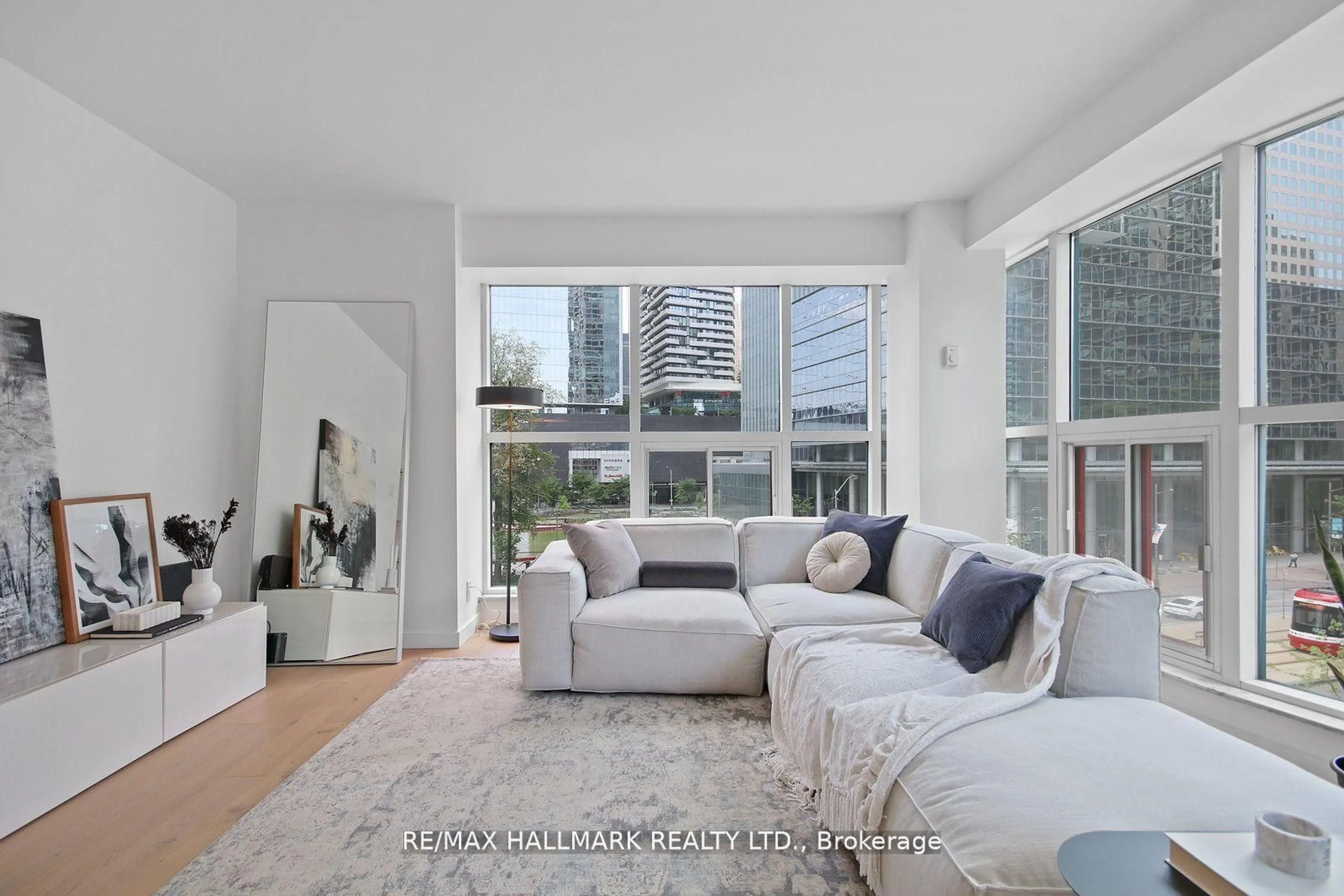 Living room with furniture, unknown for 77 Harbour Sq #502, Toronto Ontario M5J 2S2
