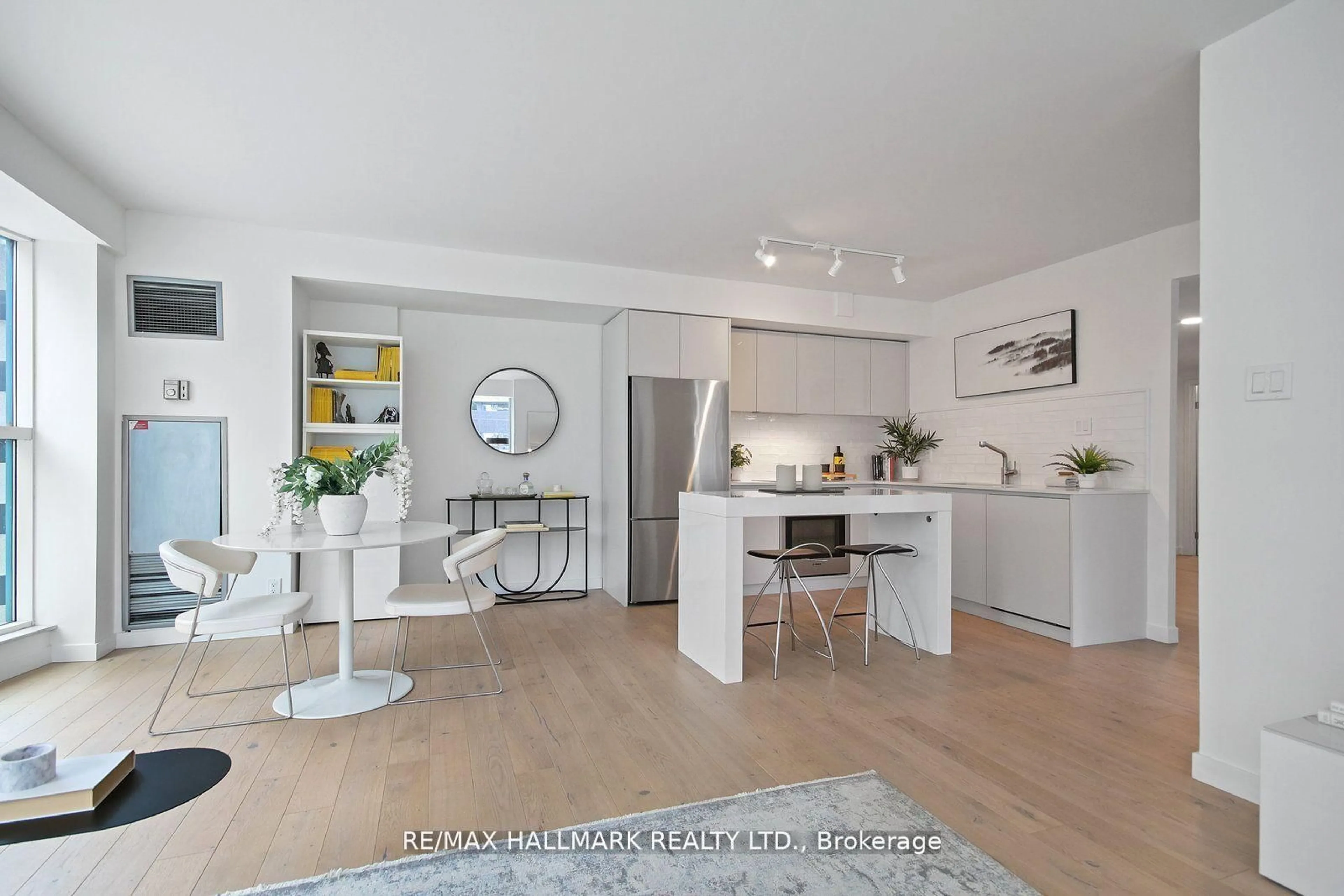 Open concept kitchen, wood/laminate floor for 77 Harbour Sq #502, Toronto Ontario M5J 2S2