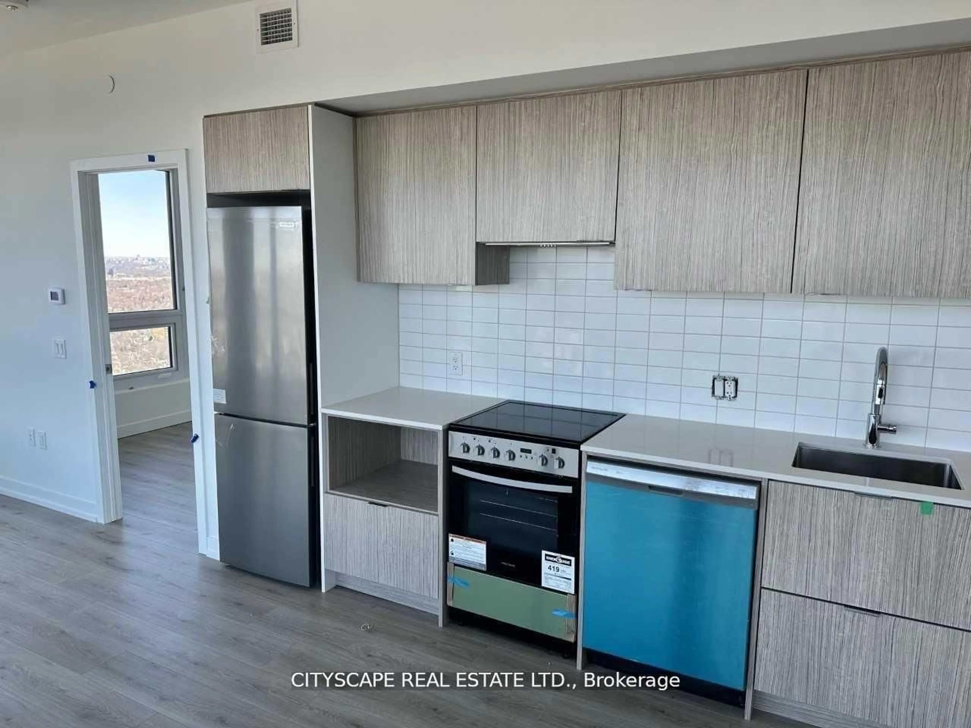Standard kitchen, wood/laminate floor for 395 Bloor St #4904, Toronto Ontario M4W 0B4