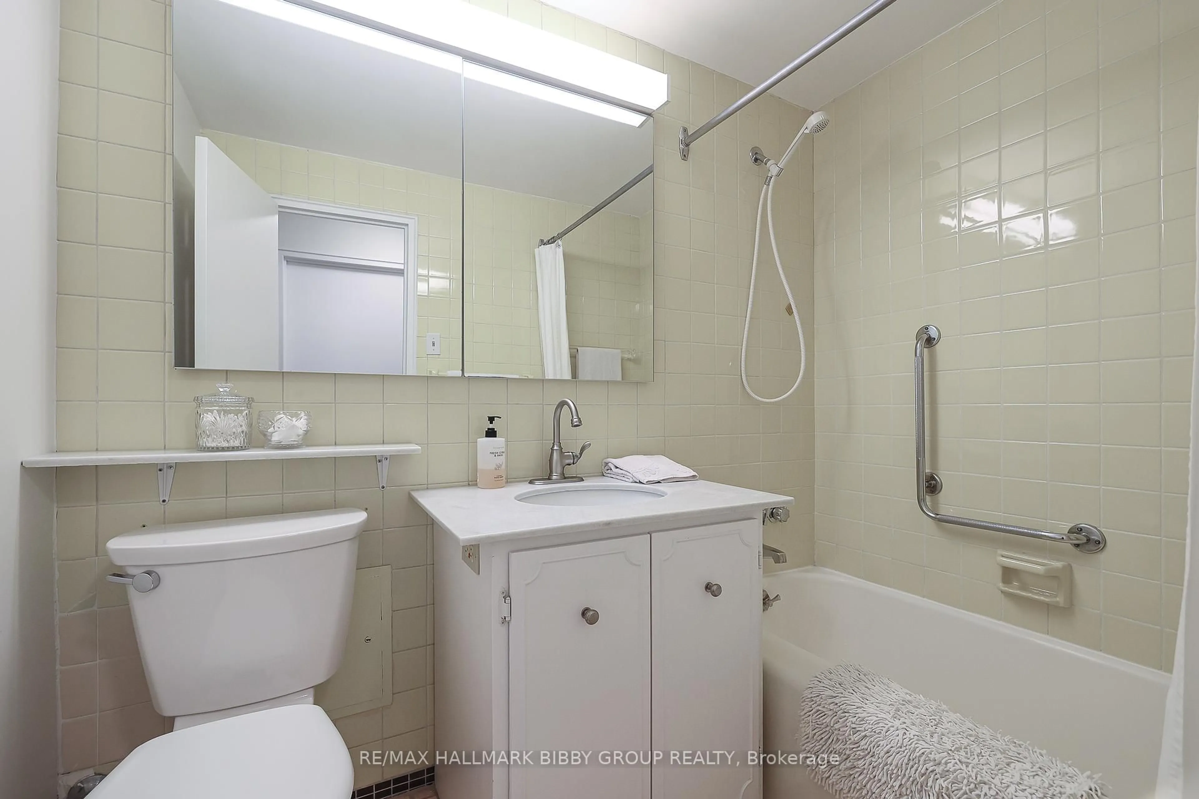 Standard bathroom, ceramic/tile floor for 21 Dale Ave #435, Toronto Ontario M4W 1K3