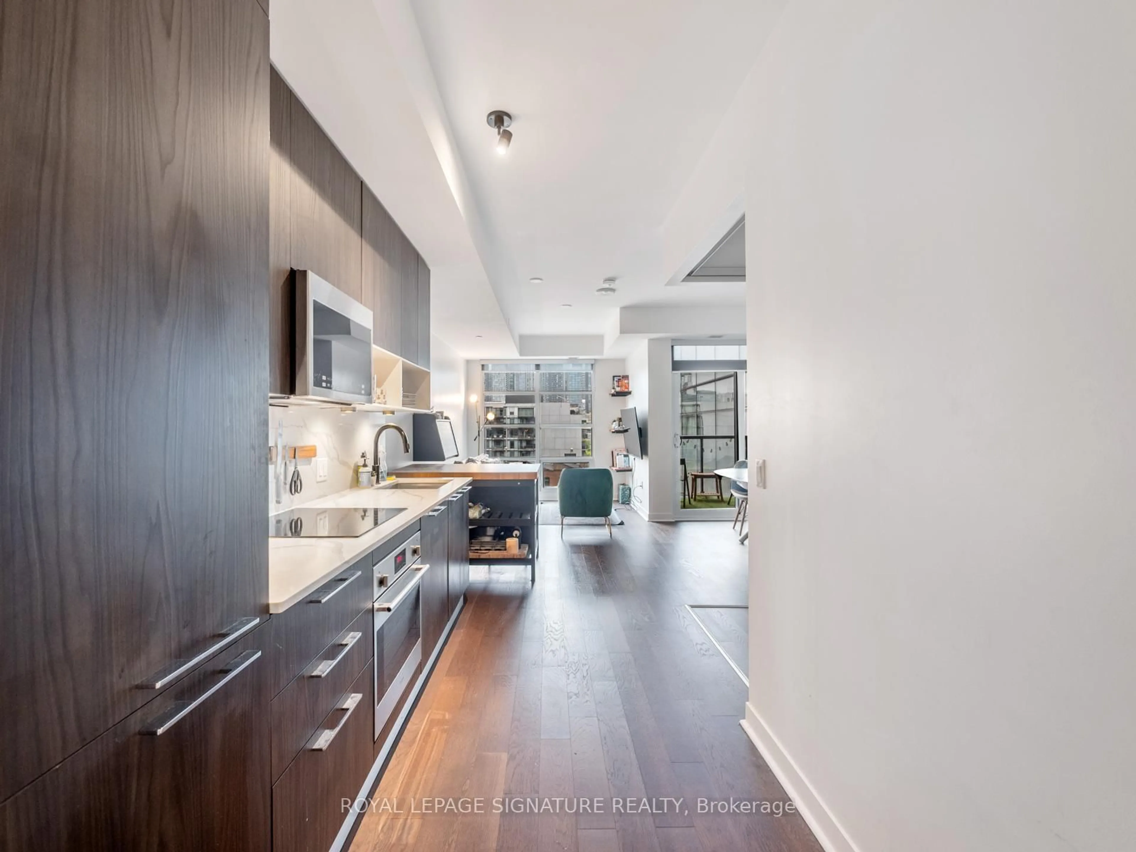 Open concept kitchen, ceramic/tile floor for 501 Adelaide St #905, Toronto Ontario M5V 0R3