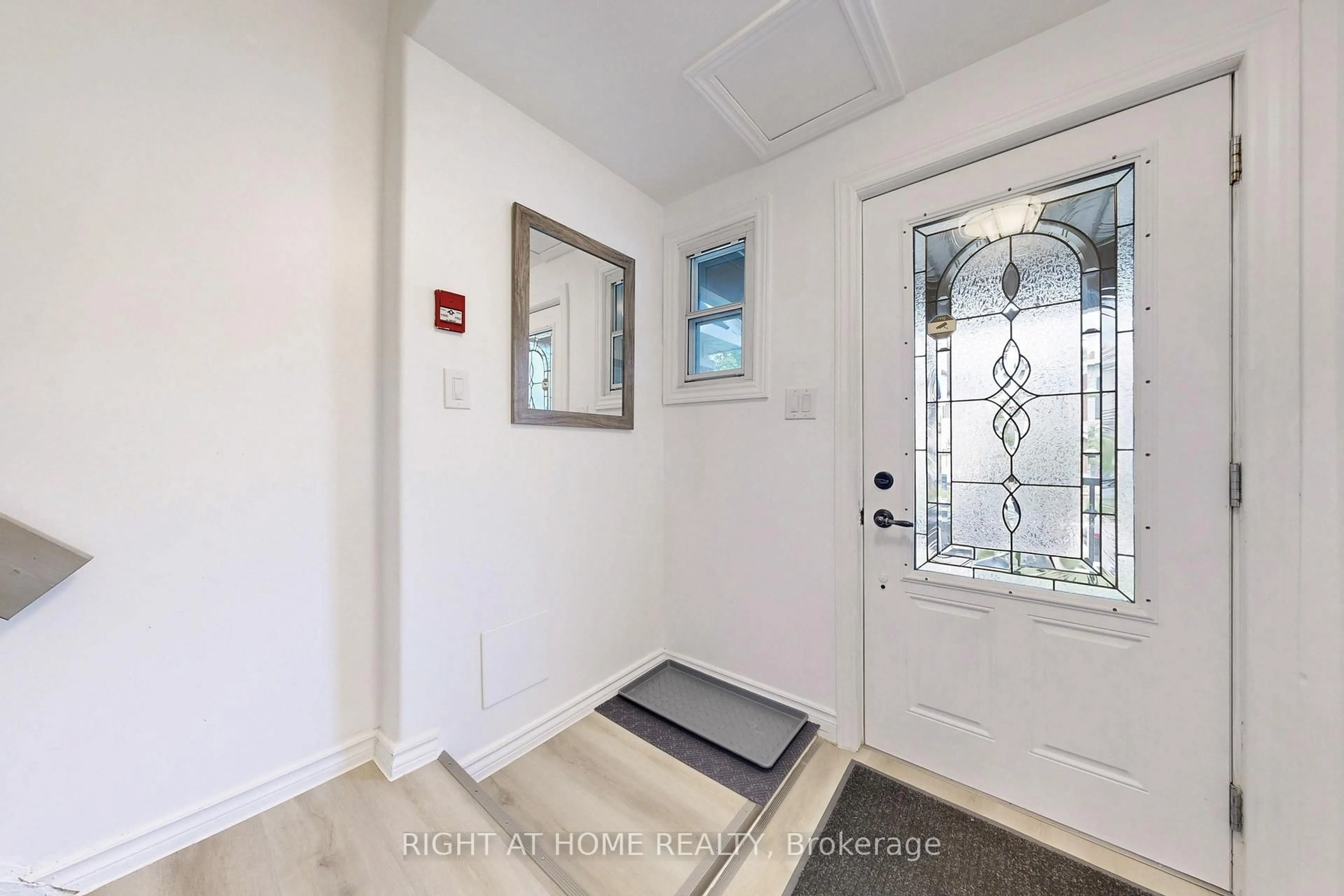 Indoor entryway for 656 Crawford St, Toronto Ontario M6G 3K2