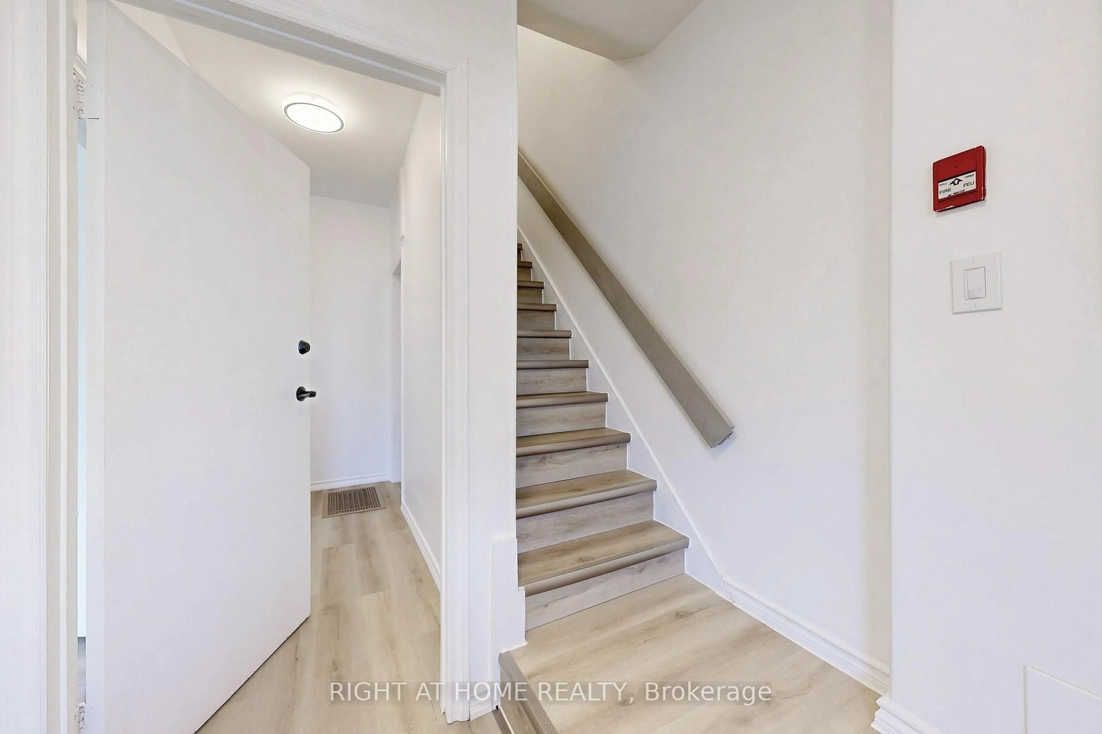 Stairs for 656 Crawford St, Toronto Ontario M6G 3K2