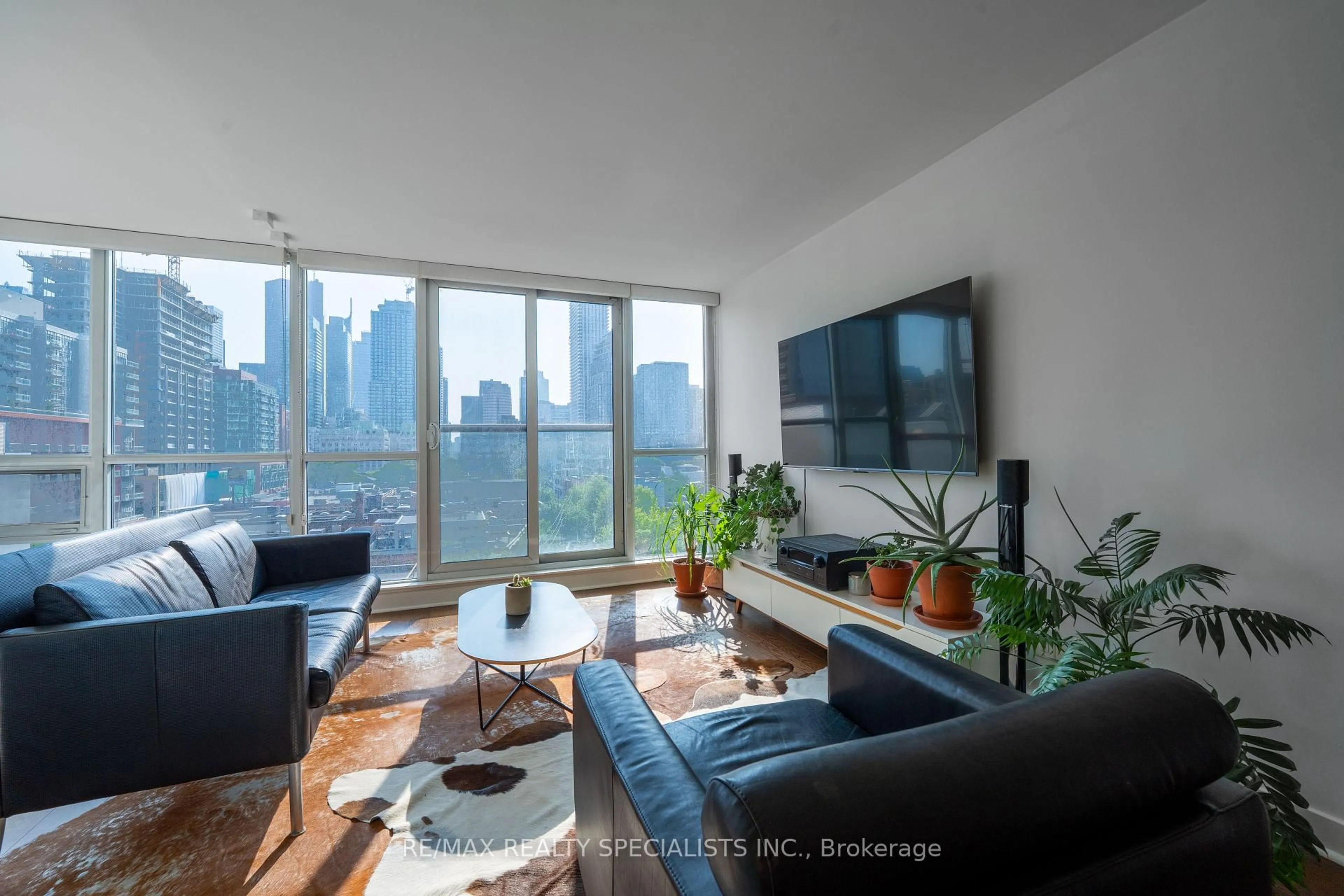 Living room with furniture, unknown for 320 Richmond St #810, Toronto Ontario M5A 1P9