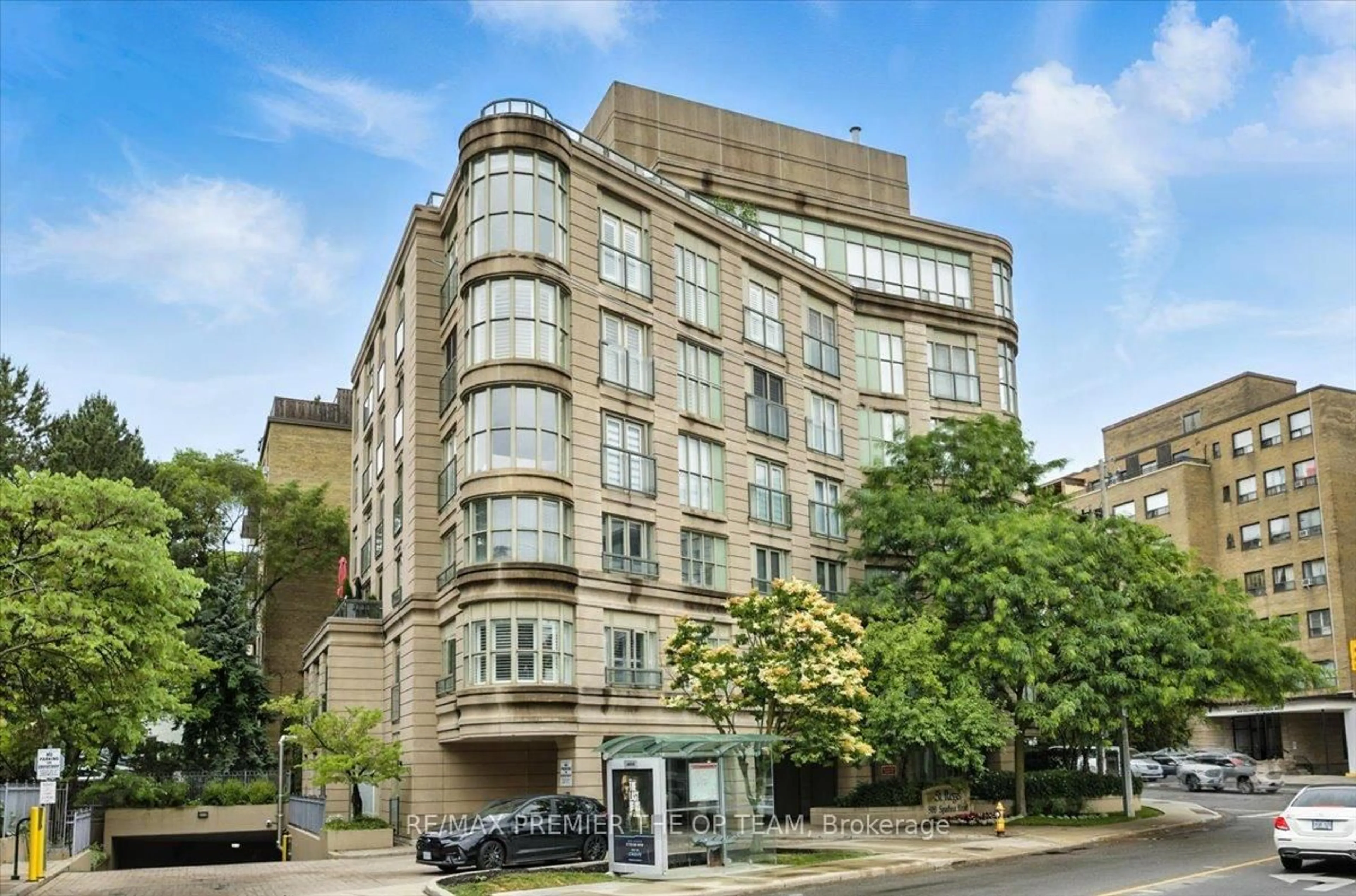 Indoor foyer for 800 Spadina Rd #401, Toronto Ontario M5P 3N2