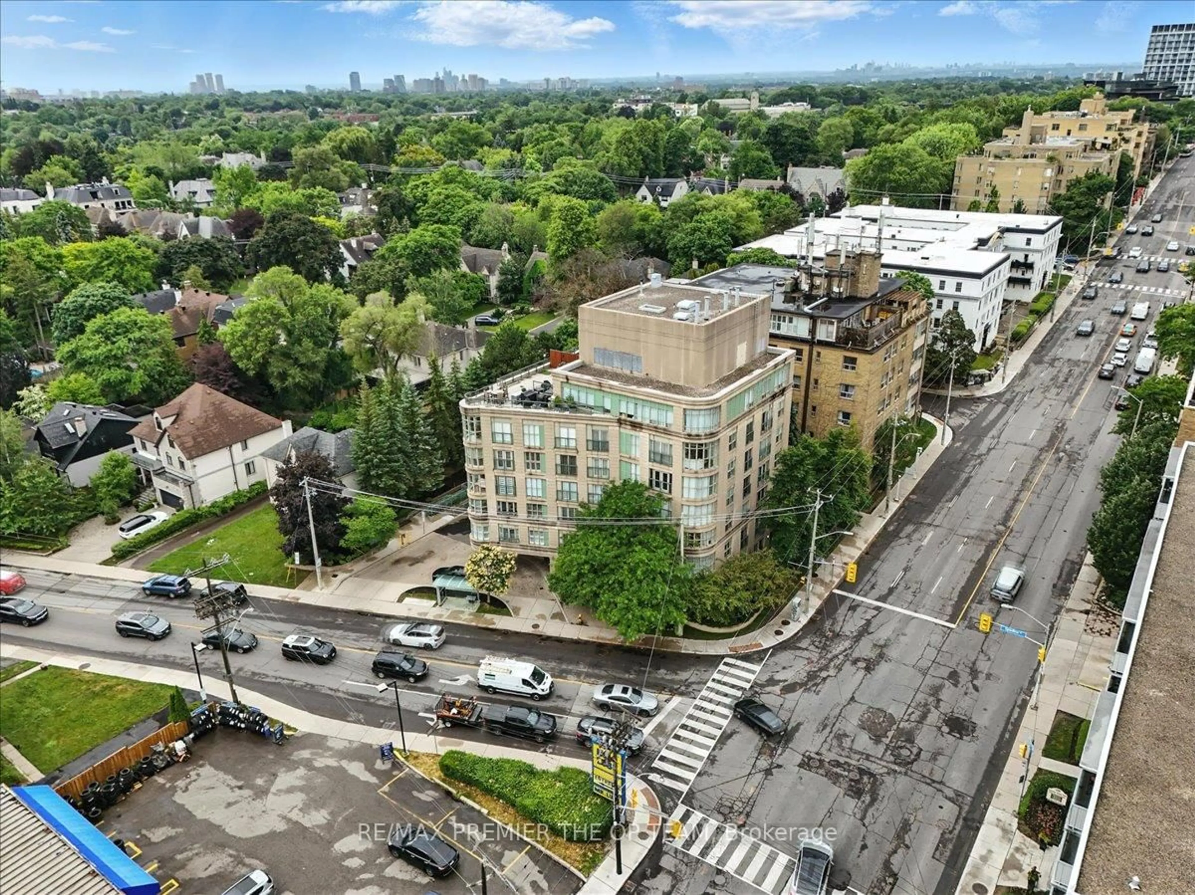 A pic from outside/outdoor area/front of a property/back of a property/a pic from drone, city buildings view from balcony for 800 Spadina Rd #401, Toronto Ontario M5P 3N2