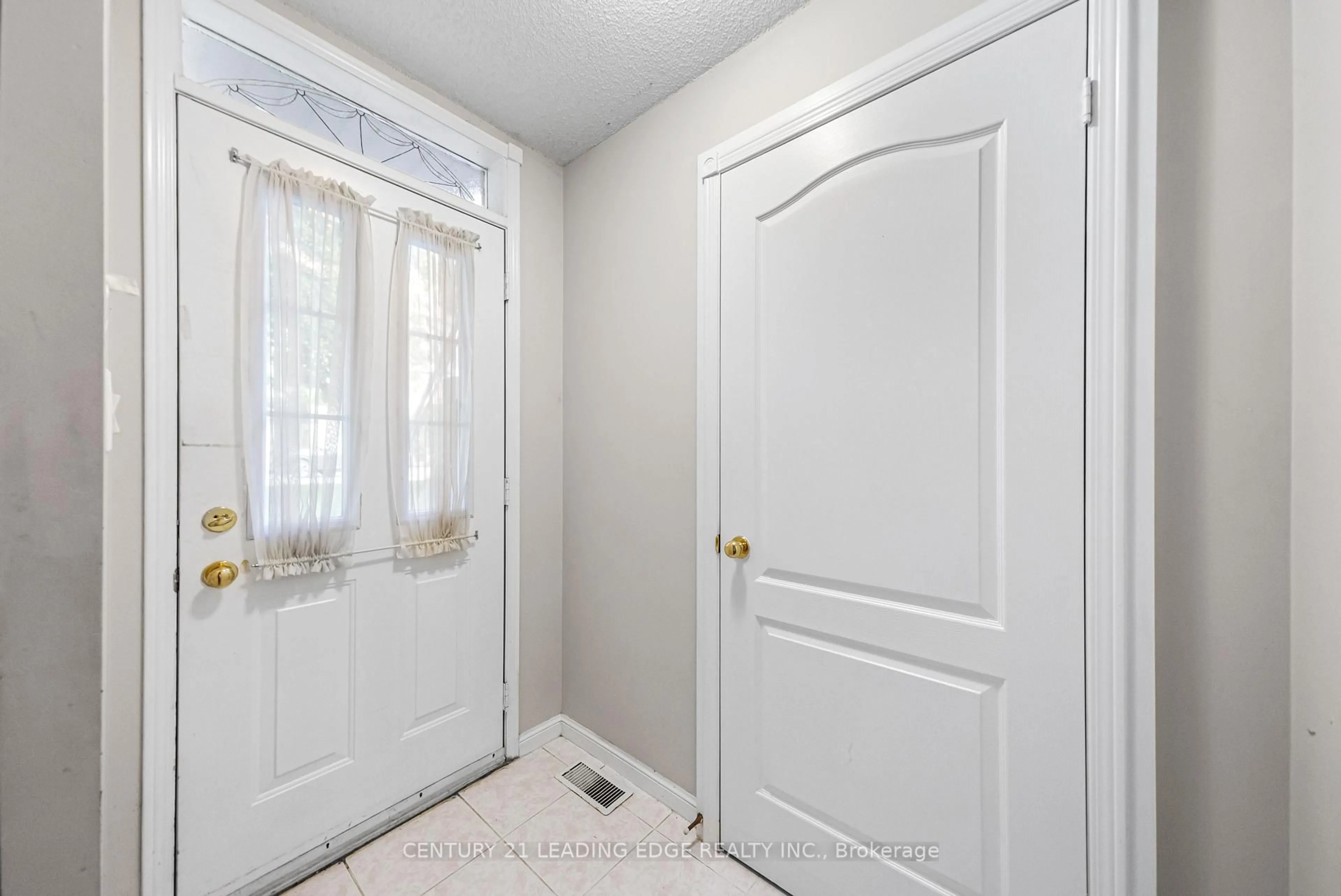 Indoor entryway for 101 Grandview Way, Toronto Ontario M2N 6V2