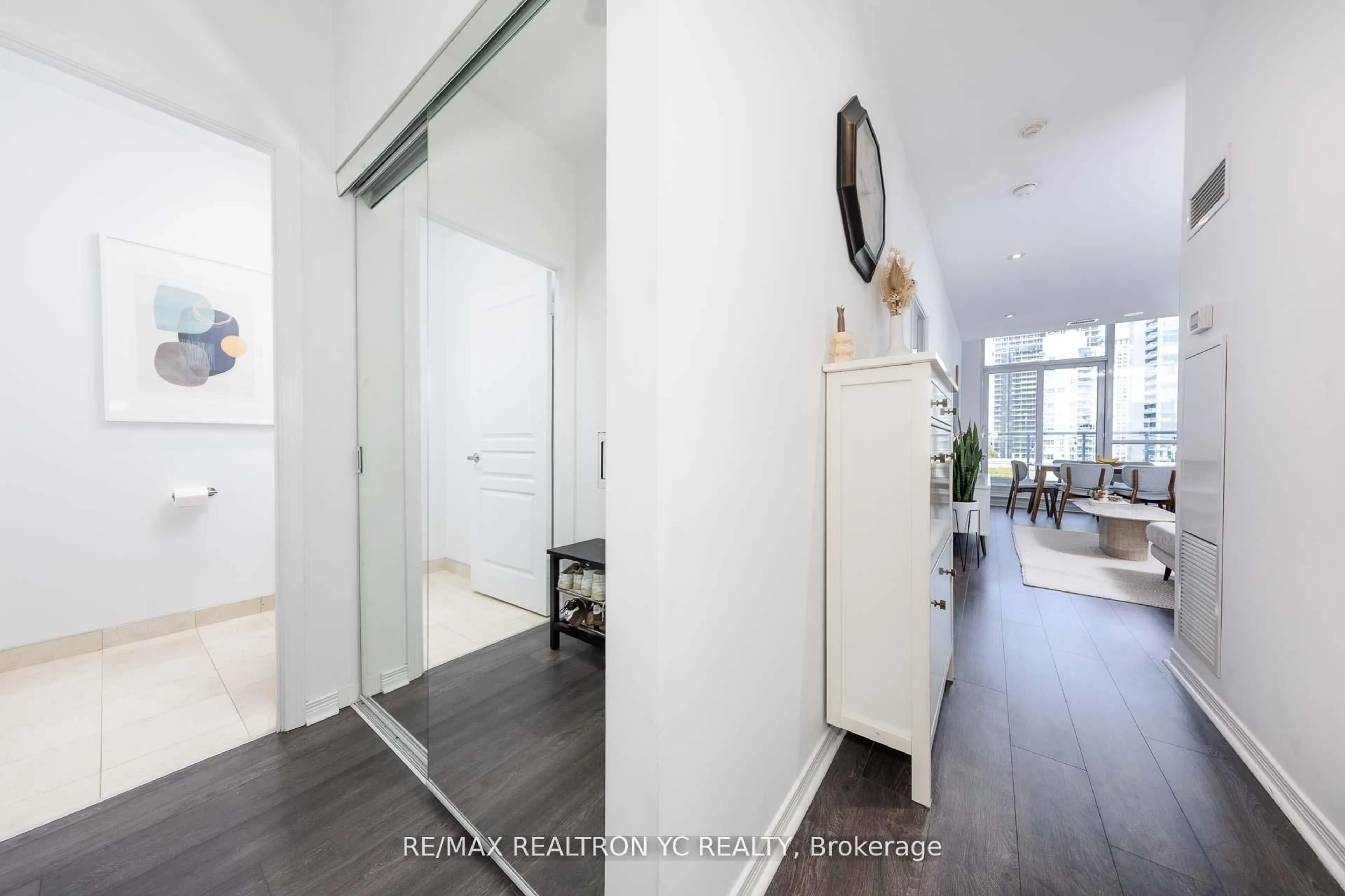 Indoor entryway for 352 Front St #PH9, Toronto Ontario M5V 0K3