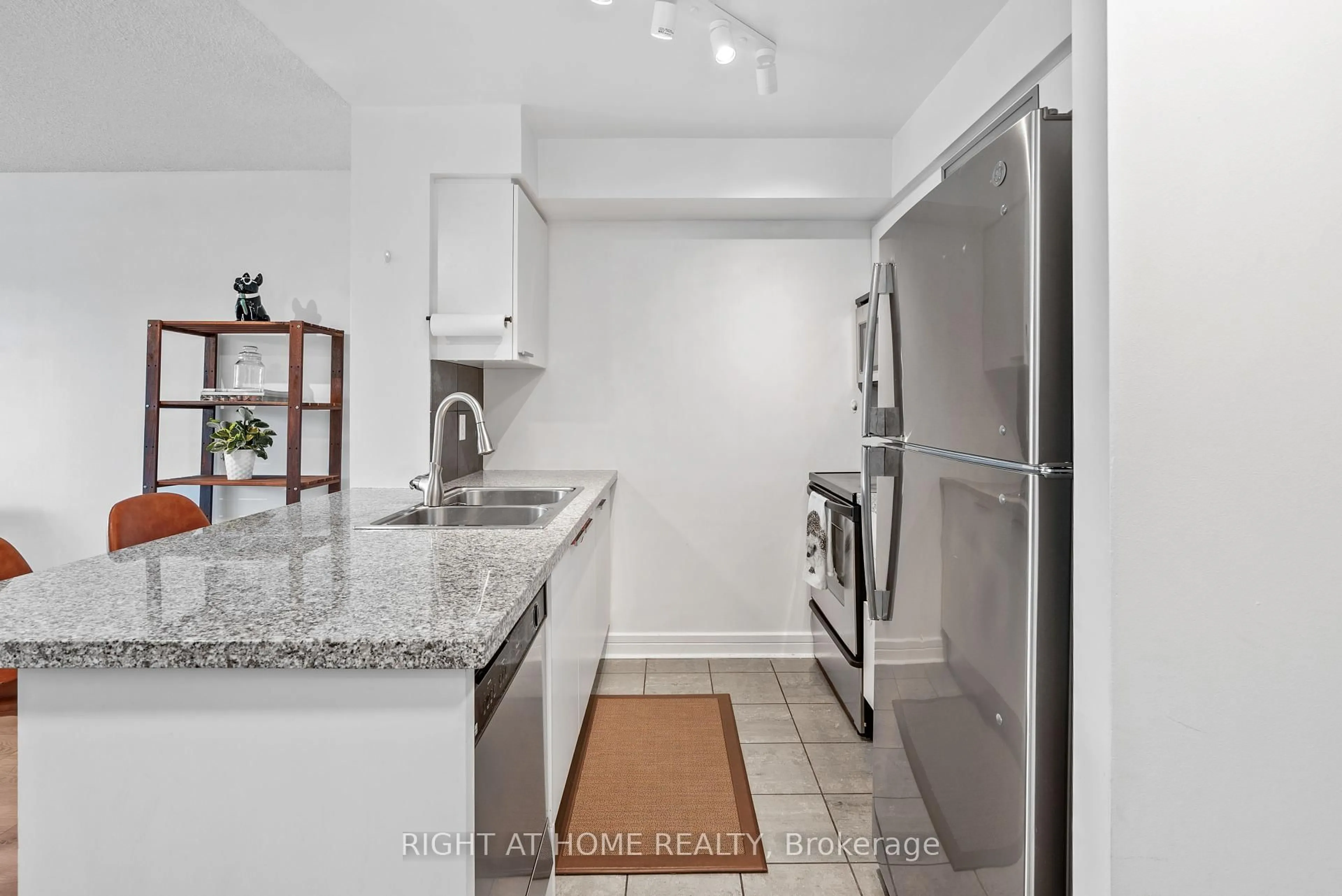Standard kitchen, ceramic/tile floor for 16 Harrison Garden Blvd #209, Toronto Ontario M2N 7J6
