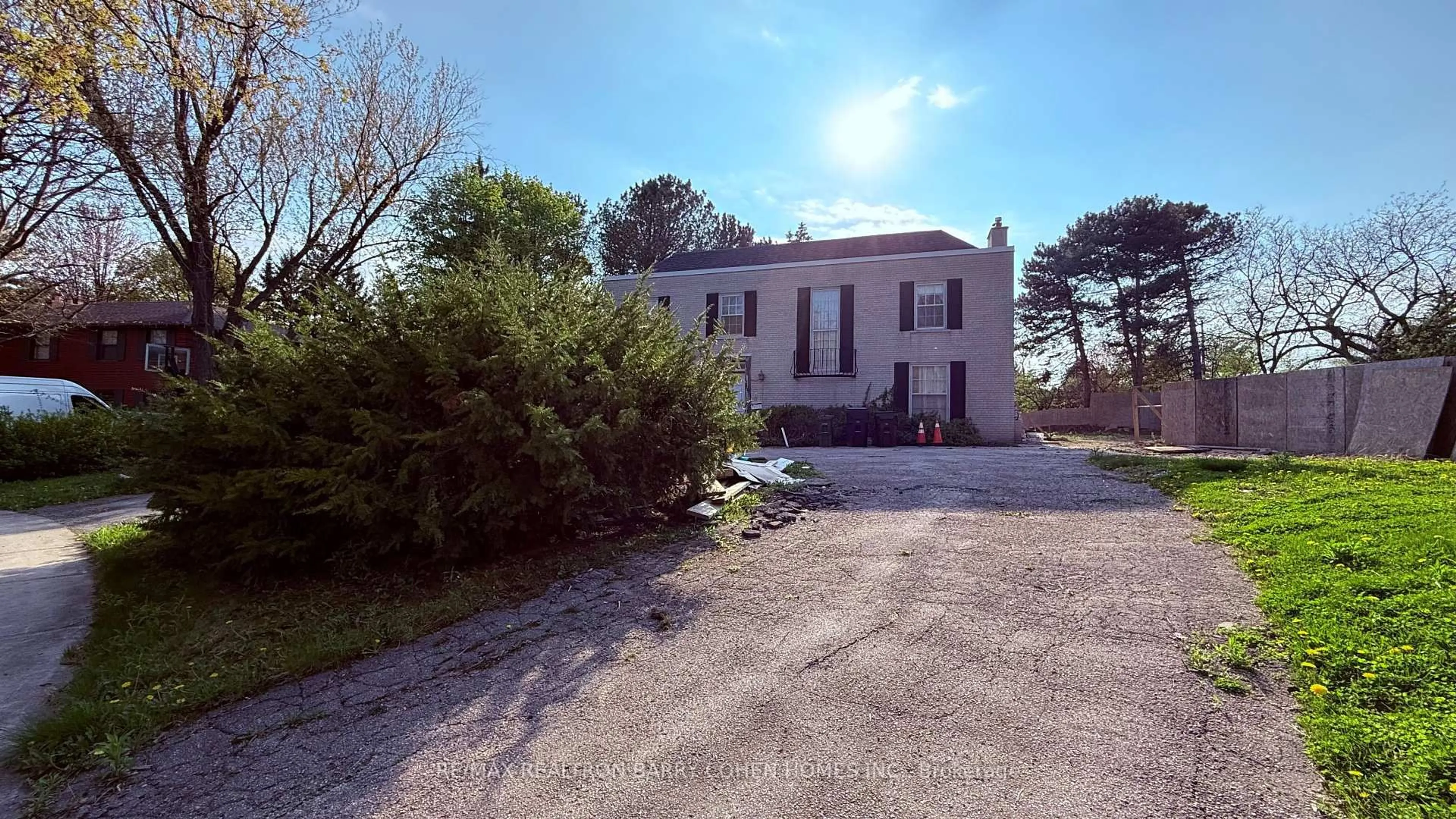 A pic from outside/outdoor area/front of a property/back of a property/a pic from drone, building for 37 Wilket Rd, Toronto Ontario M2L 1N9