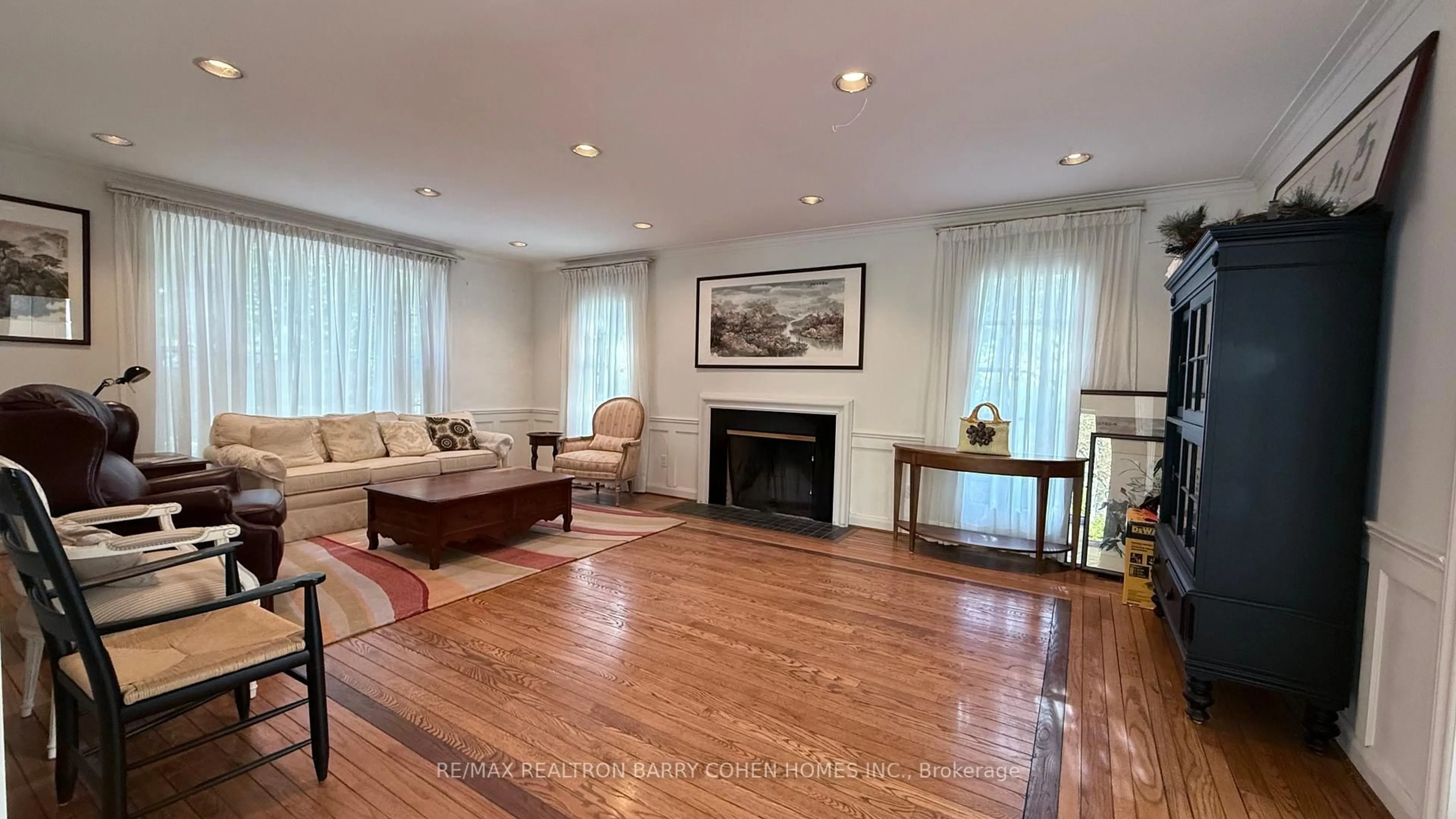 Living room with furniture, wood/laminate floor for 37 Wilket Rd, Toronto Ontario M2L 1N9