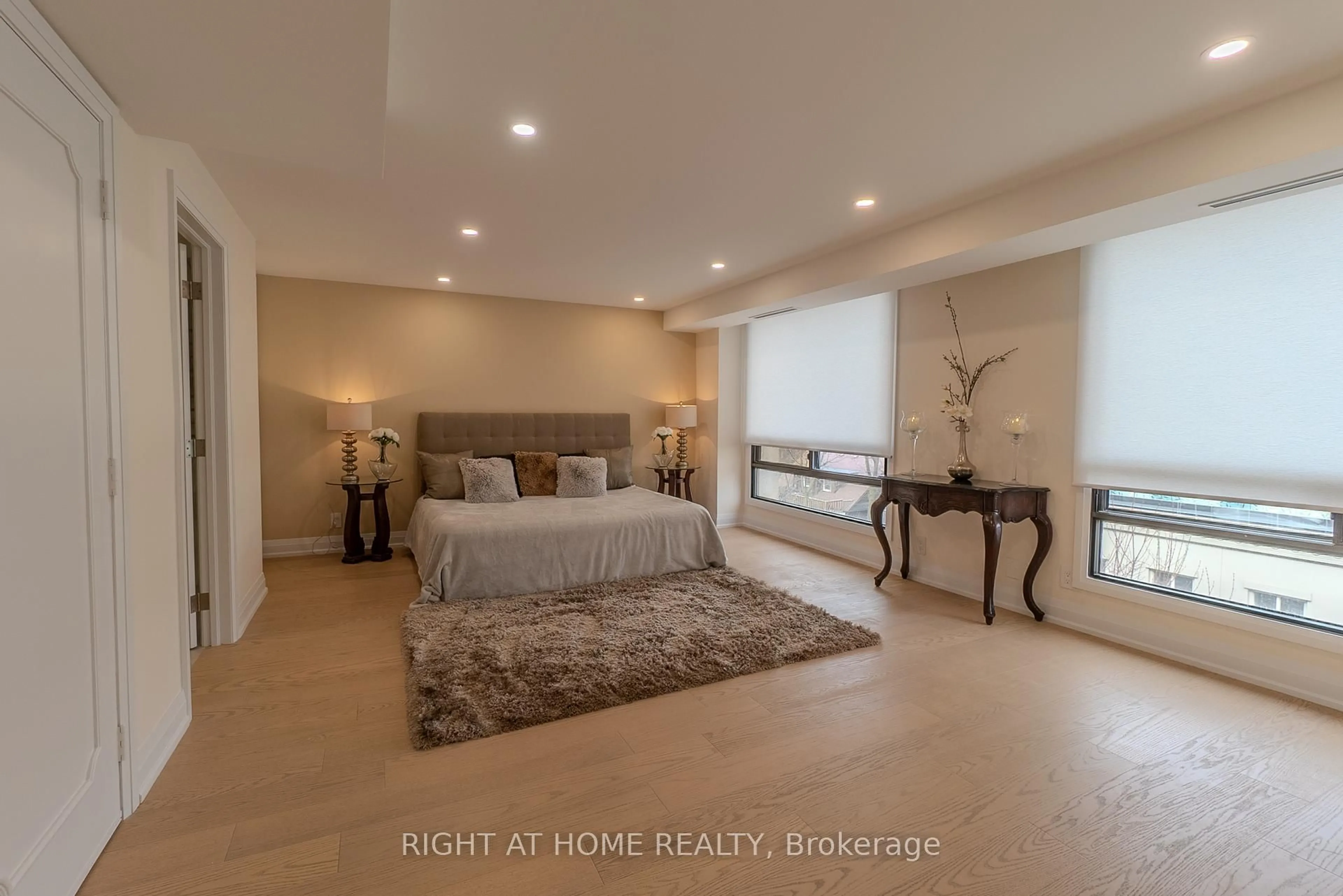 A pic of a room for 447 Walmer Rd #608, Toronto Ontario M5P 2X9