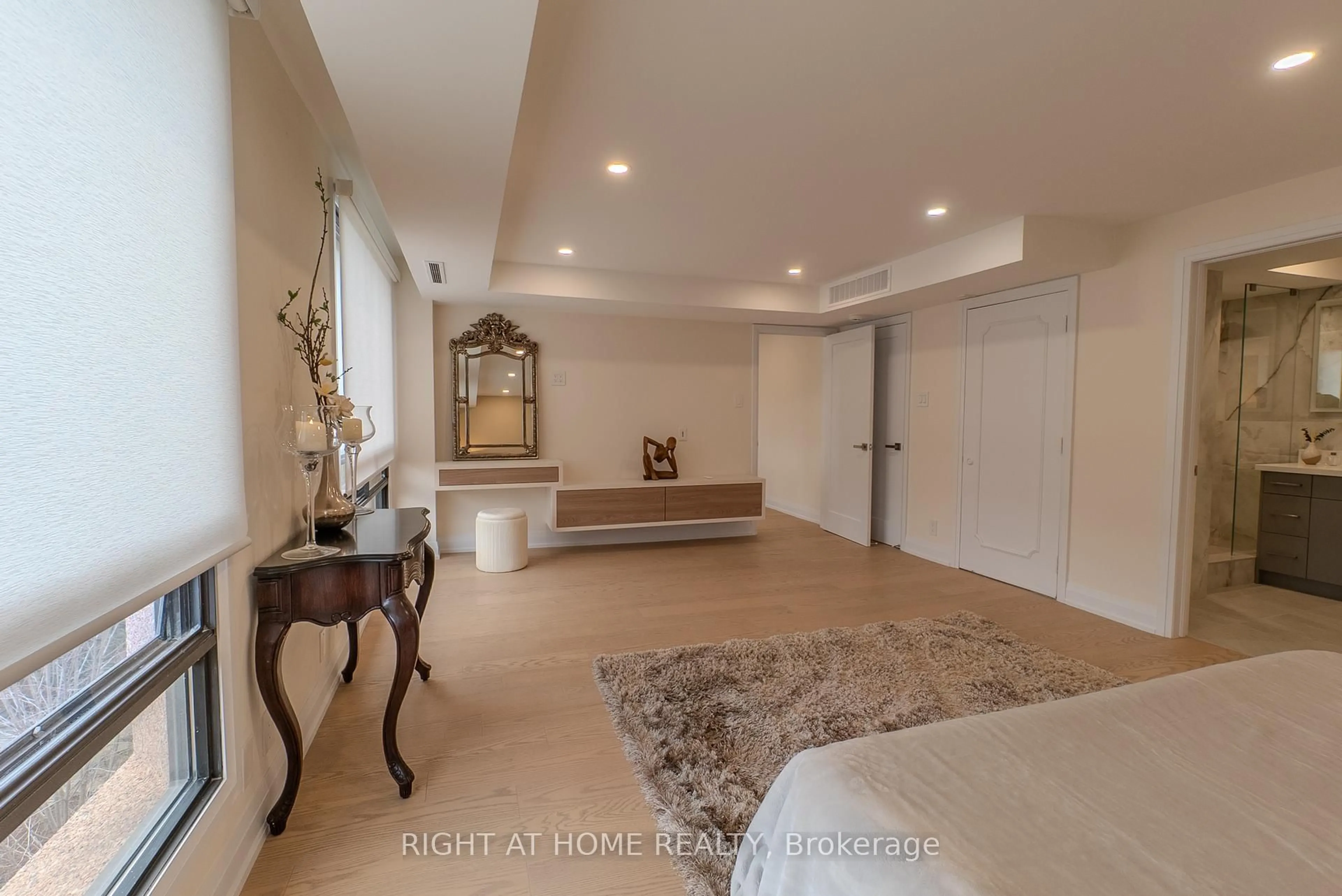 Indoor entryway for 447 Walmer Rd #608, Toronto Ontario M5P 2X9