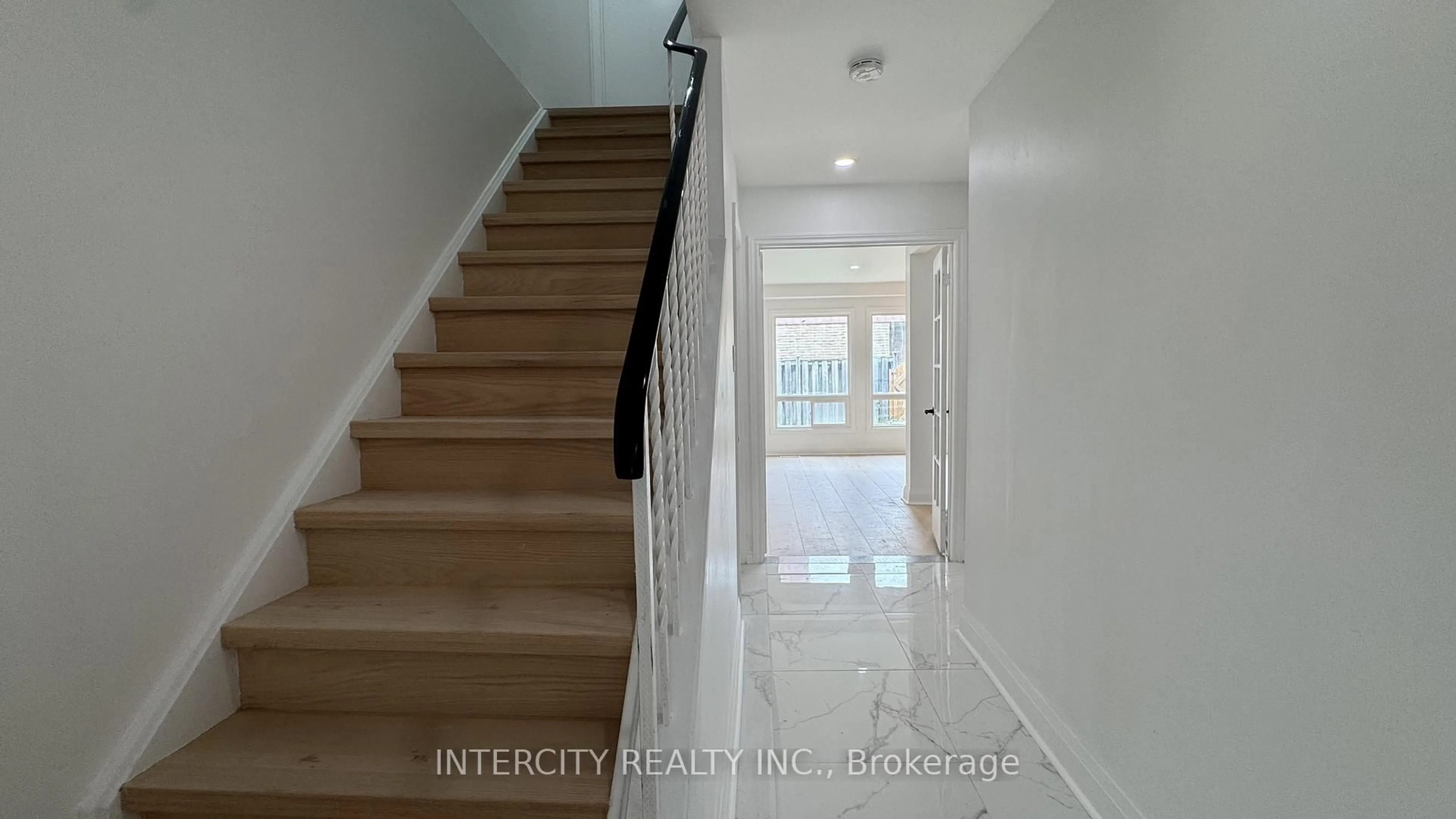 Indoor entryway for 24 Woody Vine Way, Toronto Ontario M2J 4H3