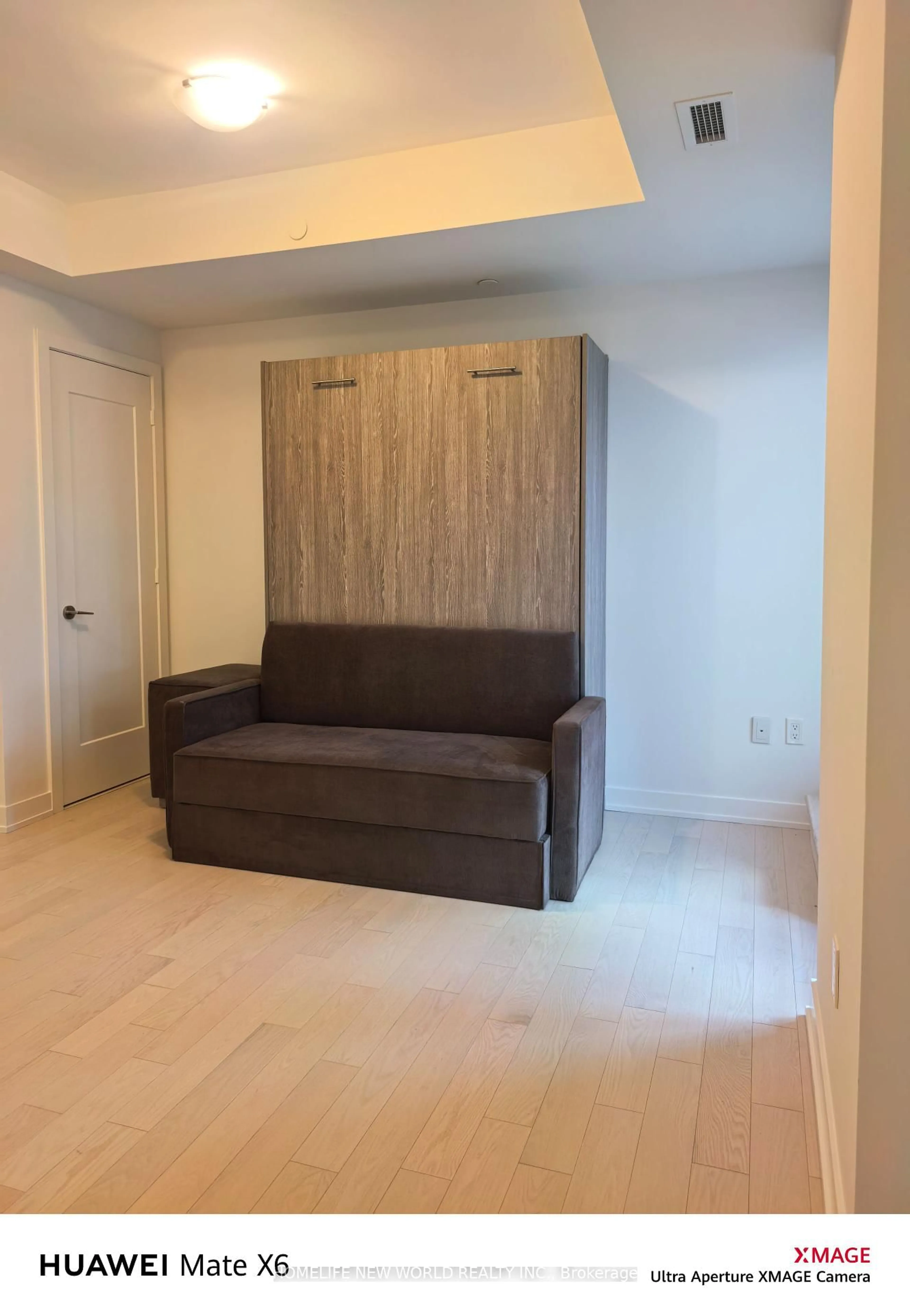 A pic of a room for 330 Richmond St #605, Toronto Ontario M5V 0M4