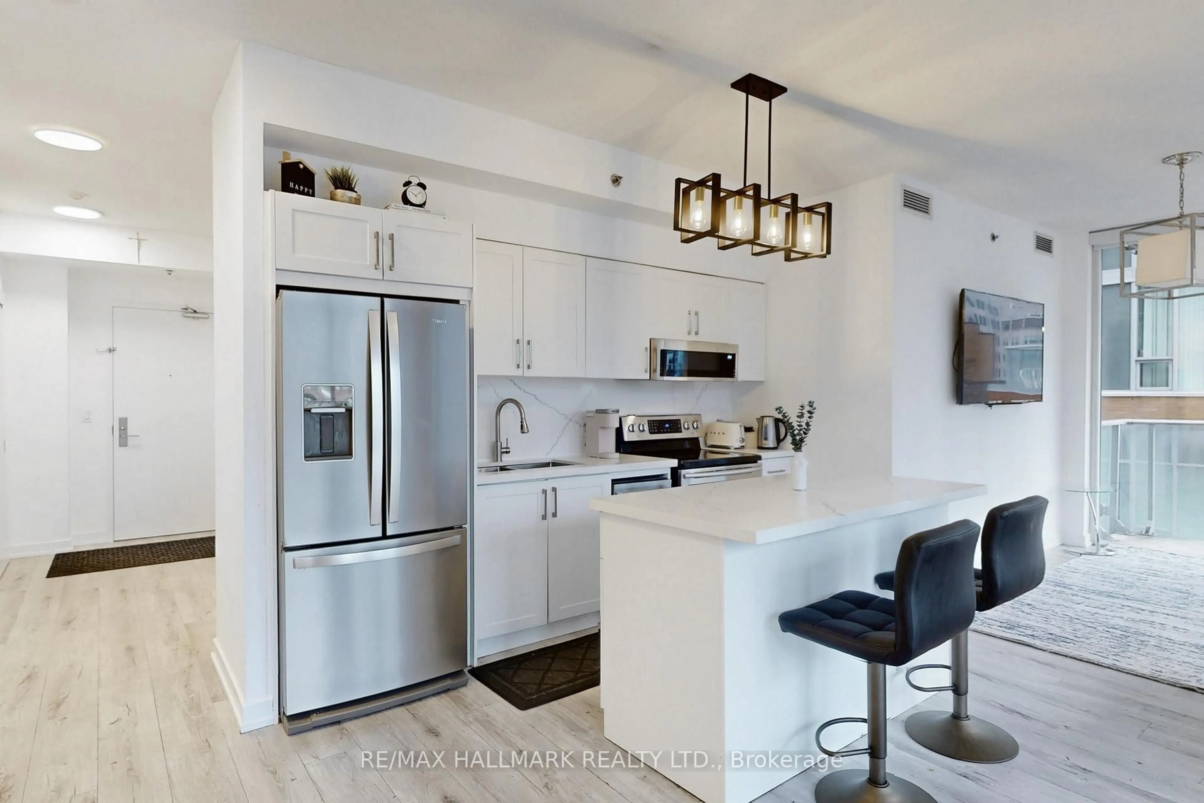 Contemporary kitchen, ceramic/tile floor for 21 Nelson St #818, Toronto Ontario M5V 3H9