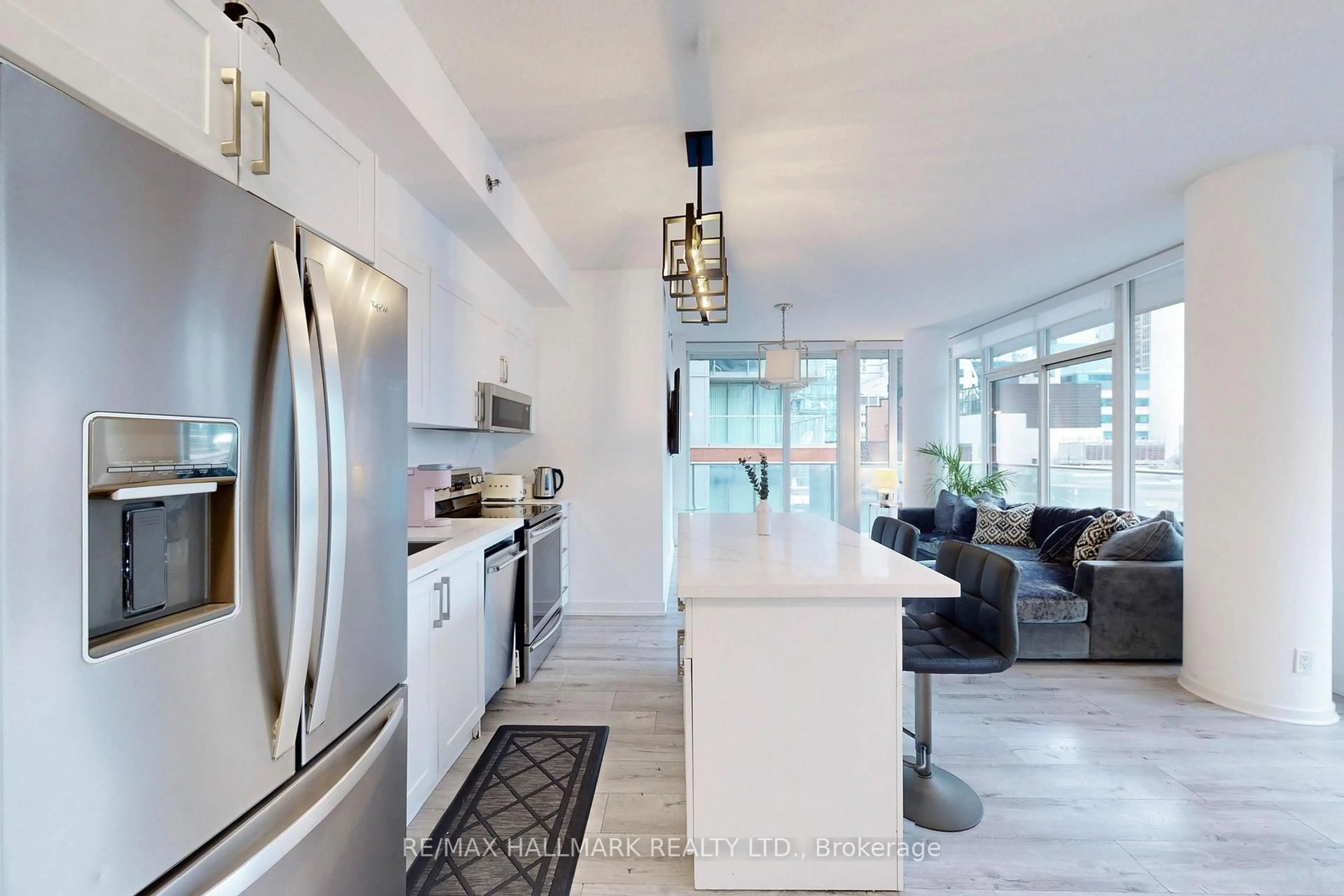 Open concept kitchen, ceramic/tile floor for 21 Nelson St #818, Toronto Ontario M5V 3H9