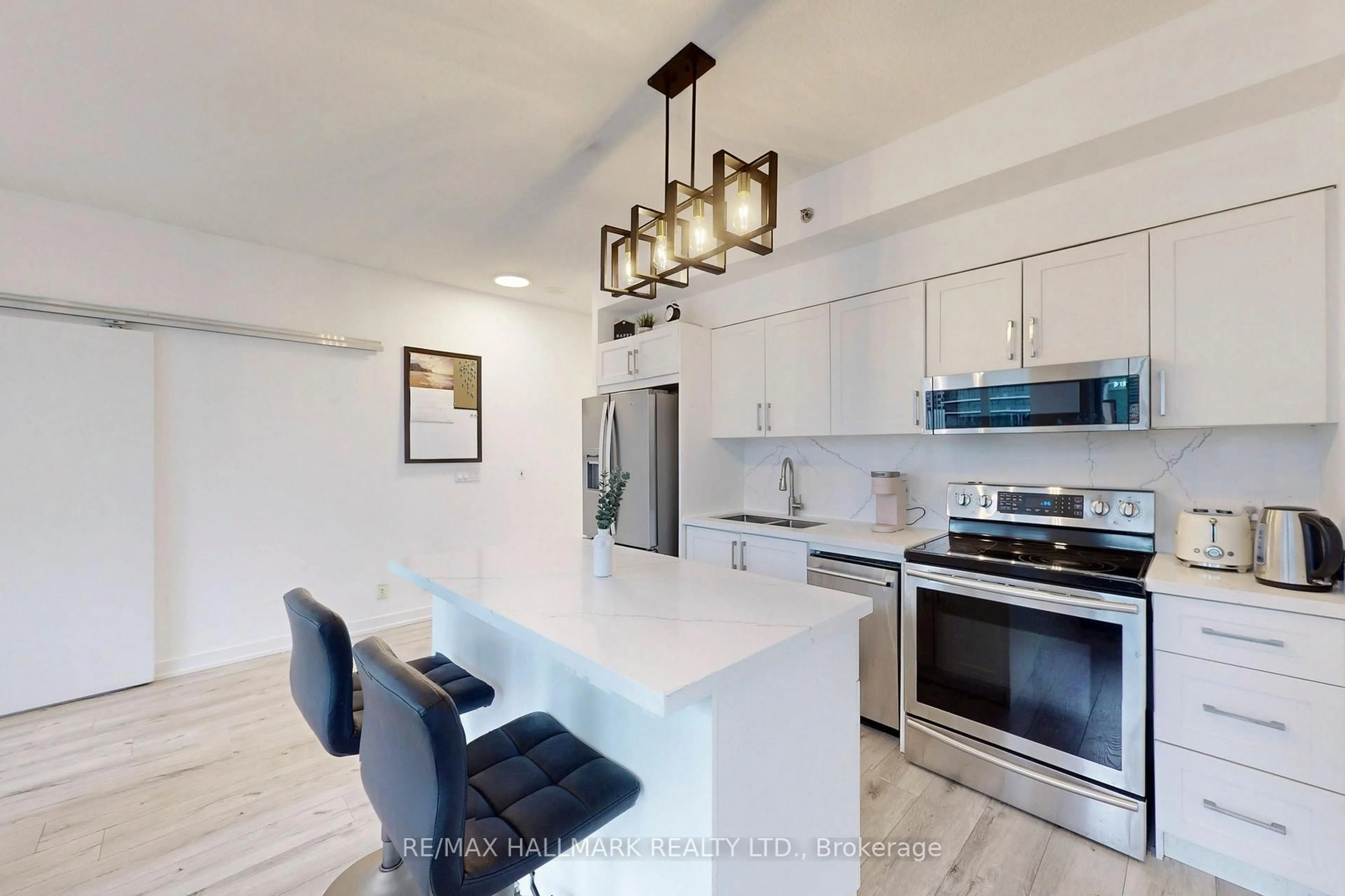 Open concept kitchen, ceramic/tile floor for 21 Nelson St #818, Toronto Ontario M5V 3H9