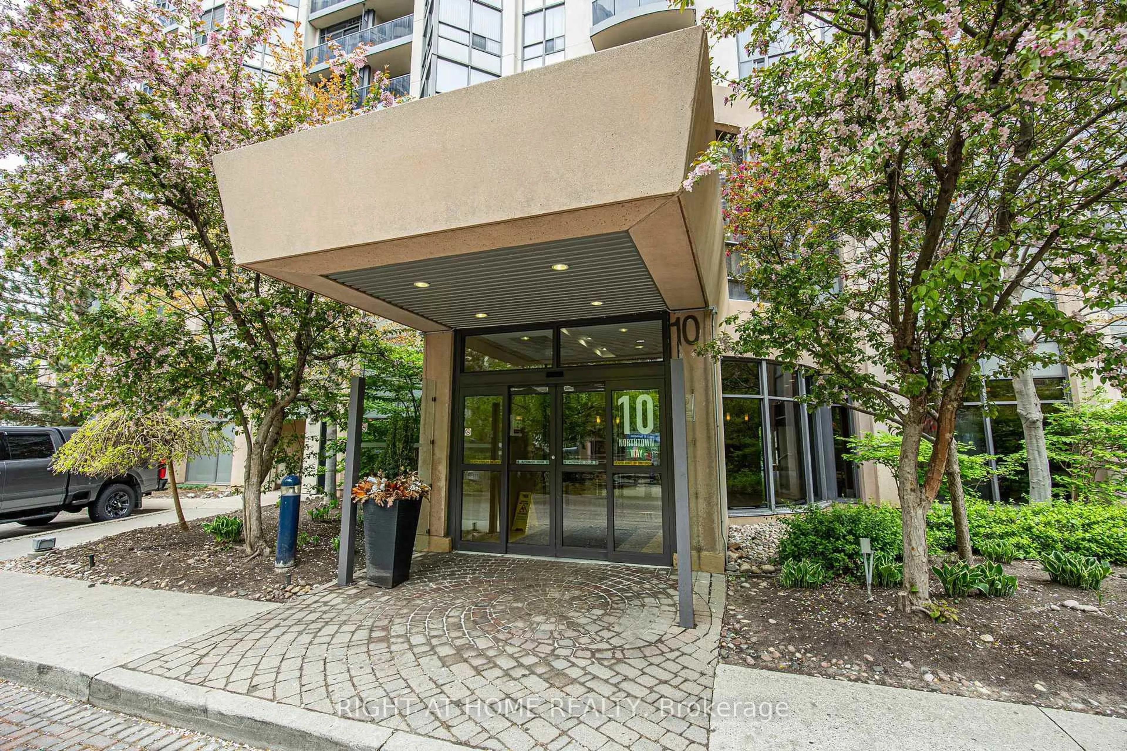 Indoor foyer for 10 Northtown Way, Toronto Ontario M2N 7L4